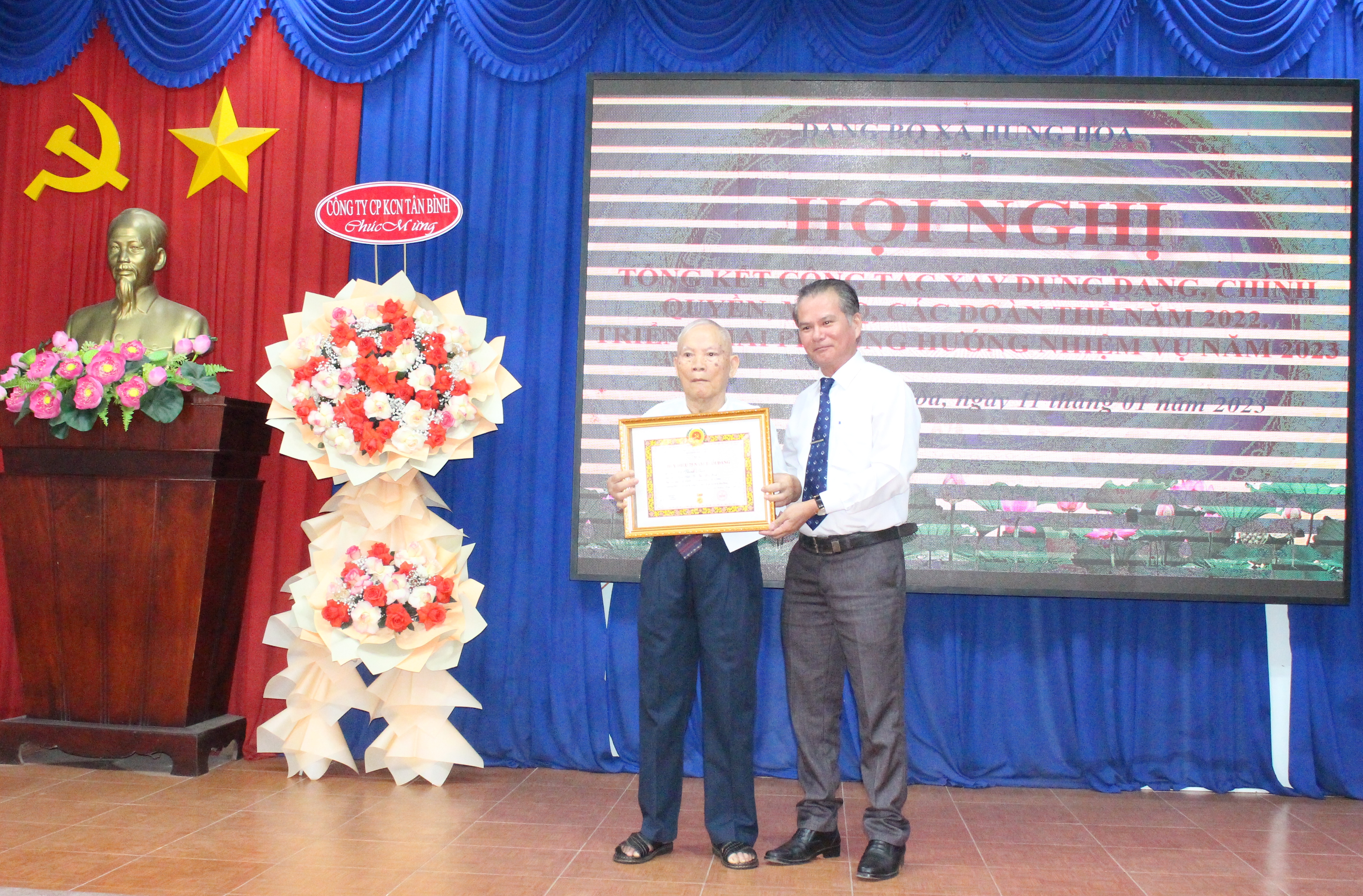 Ông Trương Văn Tài - Chủ nhiệm UBKT Huyện uỷ, Chánh Thanh tra huyện trao huy hiệu 75 tuổi đảng cho đảng viên sinh hoạt tại Đảng ủy.