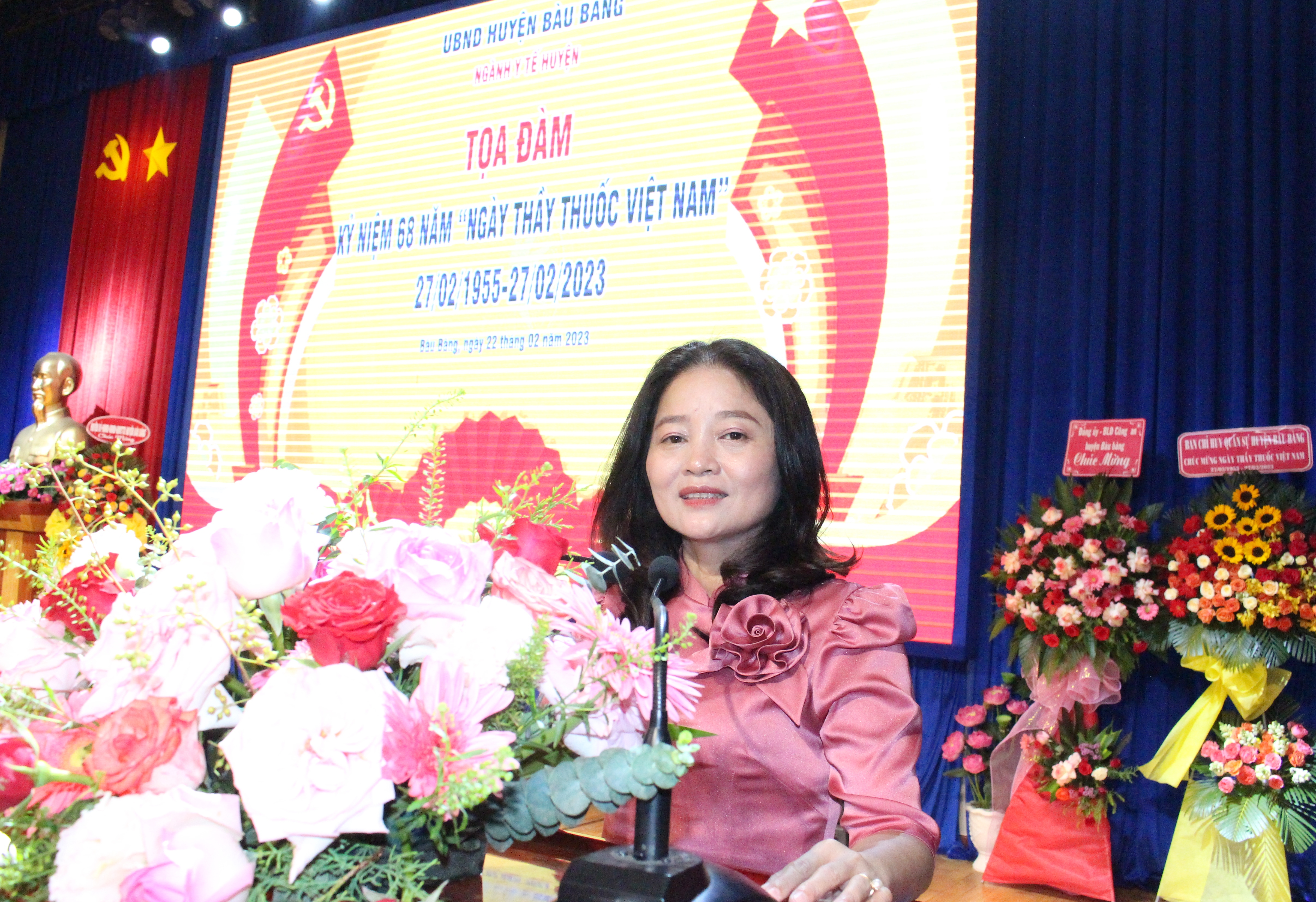 Bà Nguyễn Kim Duyên – Trưởng Phòng Y tế huyện Bàu Bàng thay mặt Ngành y tế huyện đọc thư của Bác Hồ gửi Ngành y tế.