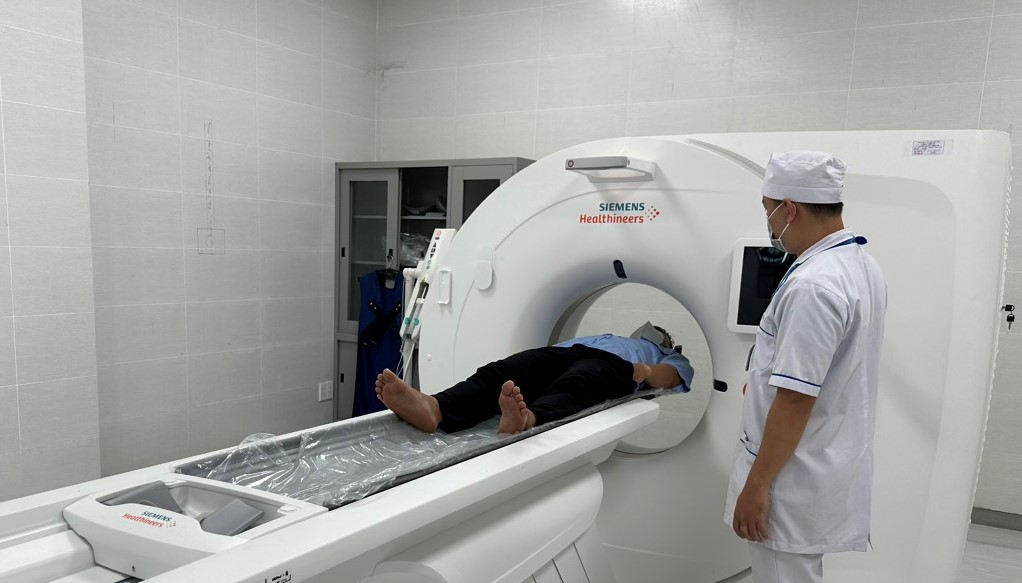 Trung tâm y tế huyện triển khai chụp CT Scanner trong khám chữa bênh. 