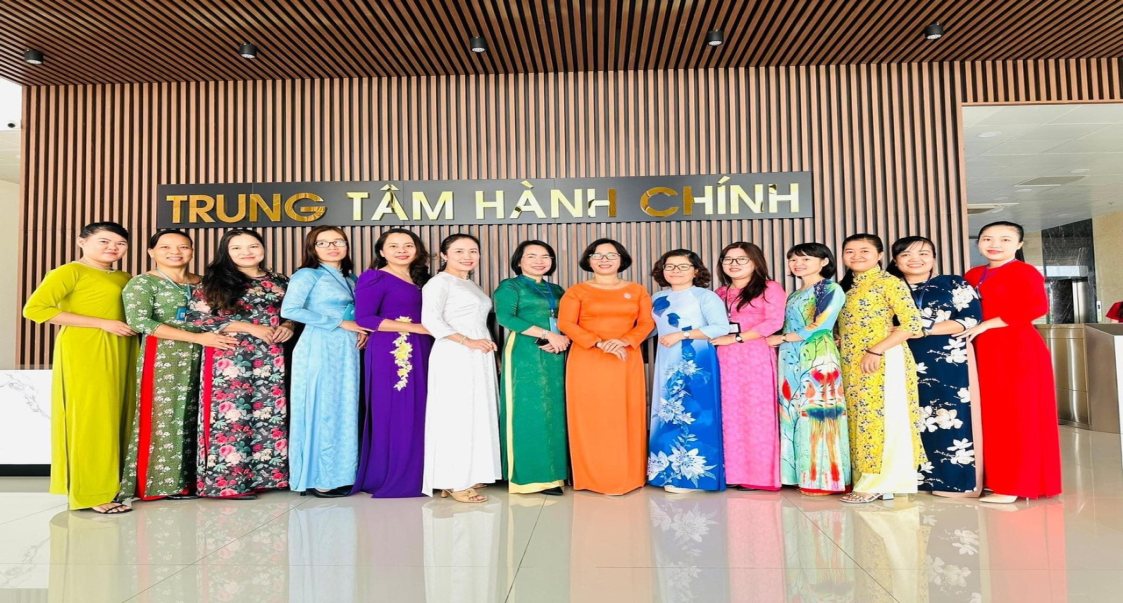 Nữ cán bộ,công chức, viên chức và người lao động huyện Bàu Bàng hưởng ứng Tuần lễ áo dài năm 2023.