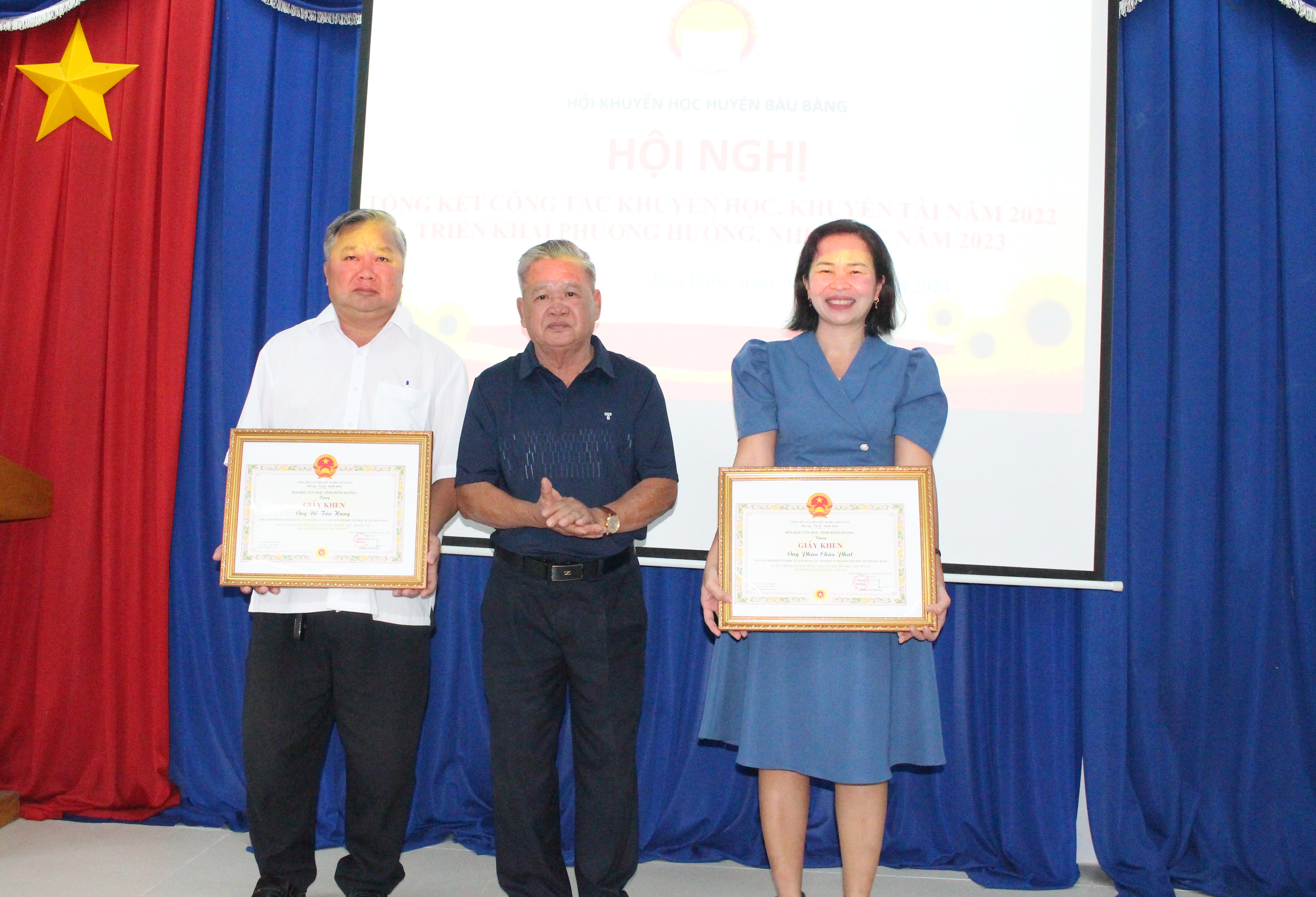 Ôn Nguyễn Văn Dữ - Chủ tịch Hội Khuyến học huyện trao bằng khen của UBND huyện cho 02 cá nhân có thành tích xuất sắc trong công tác khuyến học, khuyến tài.