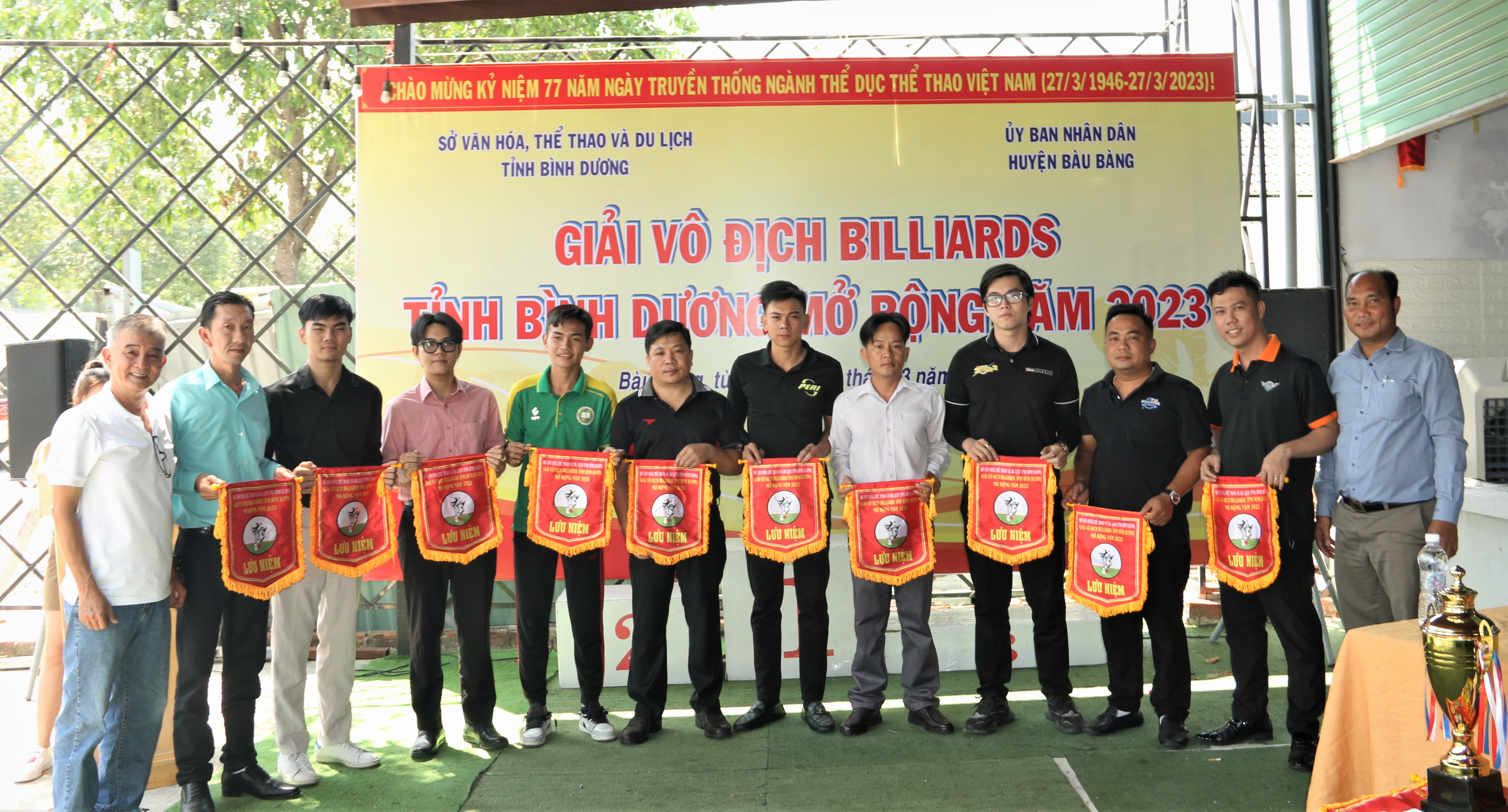 Lãnh đạo Trung tâm huấn luyện và thi đấu TDTT tỉnh và Trung tâm Văn hóa, Thể thao và Truyền thanh huyện trao cờ lưu niệm cho các đơn vị tham dự giải.