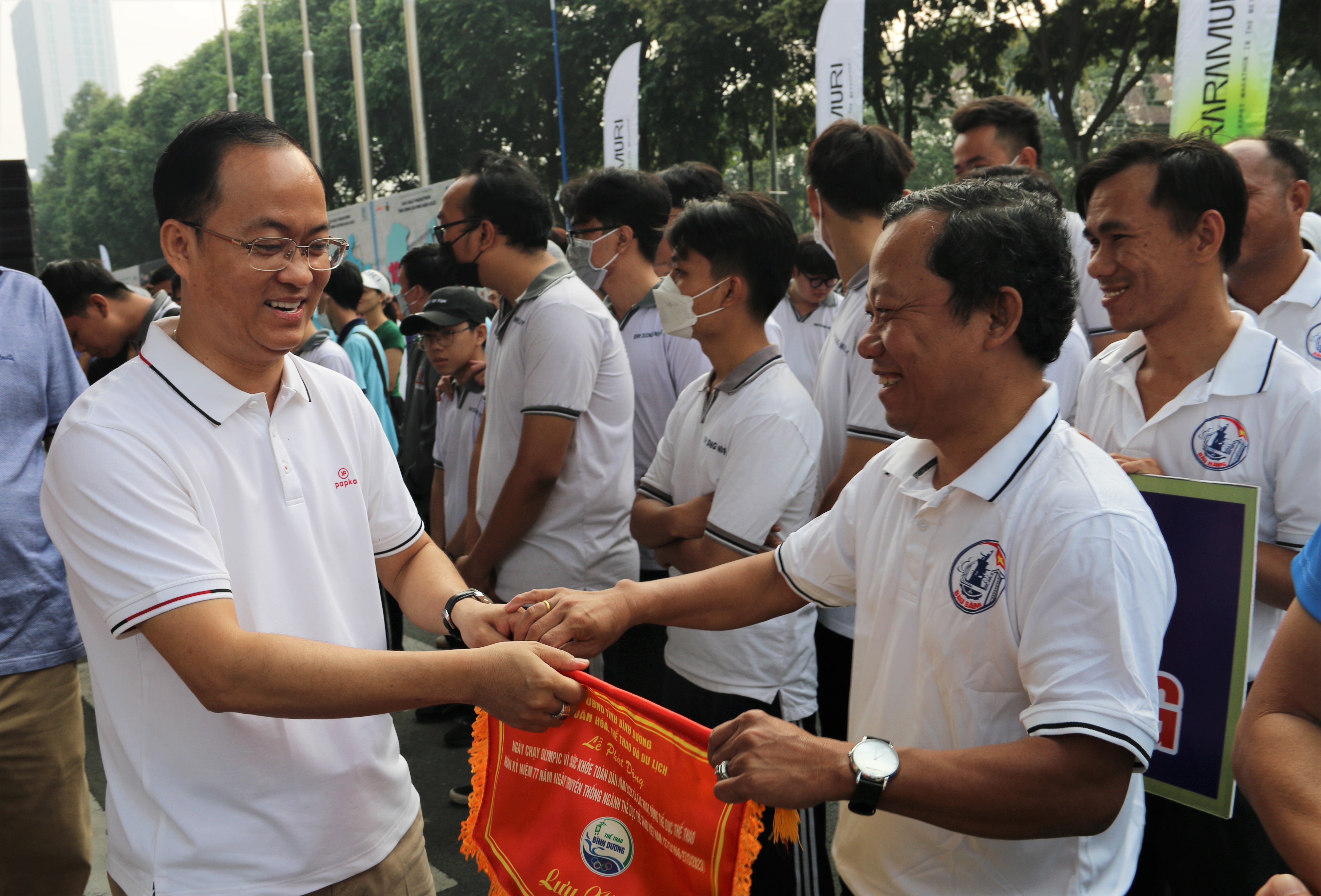 Ông Nguyễn Khoa Hải - Giám đốc Sở Văn hóa Thể thao và Du lịch tỉnh trao cờ lưu niệm cho đơn vị huyện Bàu Bàng.