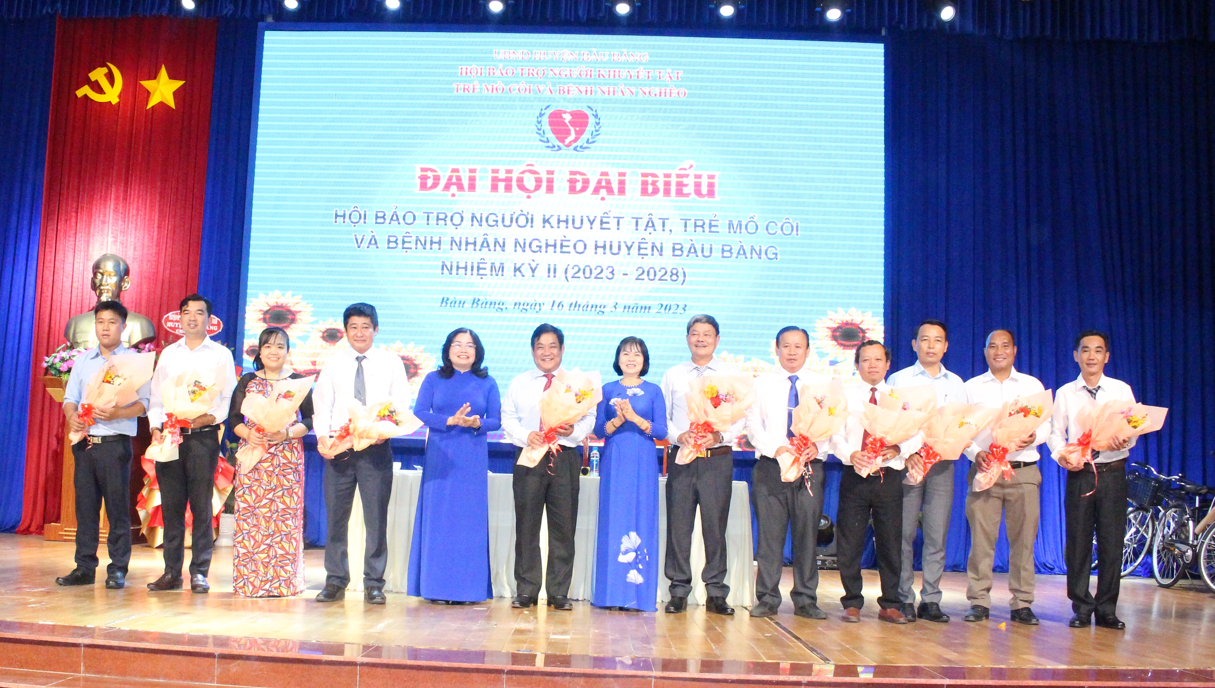 Lãnh đạo Tỉnh hội và Lãnh đạo Huyện hội tặng hoa chức mừng BCH khóa mới ra mắt Đại hội.