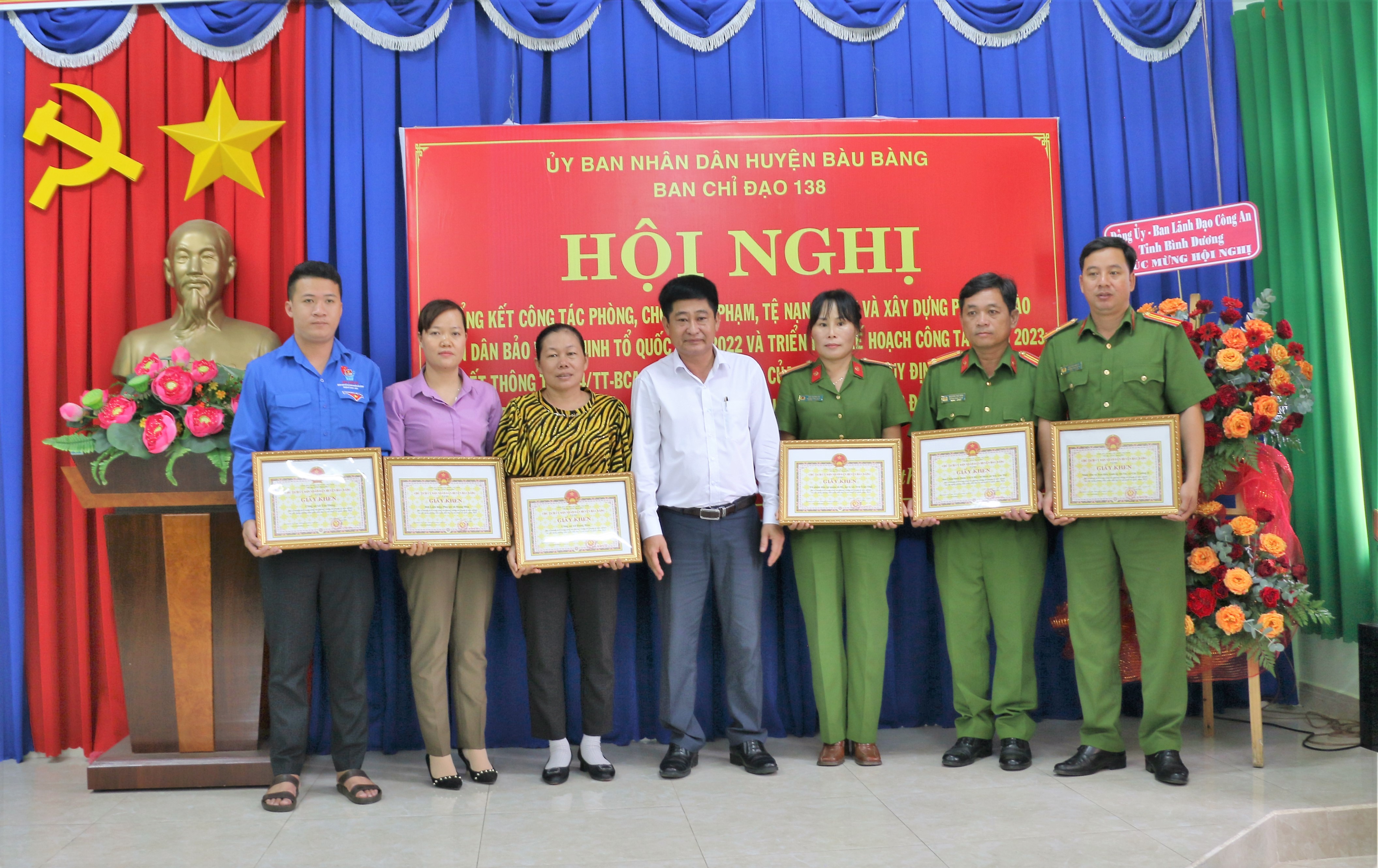 Ông Nguyễn Phú Cường - Phó chủ tịch UBND huyện - trưởng BCĐ 138 huyện trao giấy khen cho các cá nhân có thành tích trong phong trào TDBVANTQ.