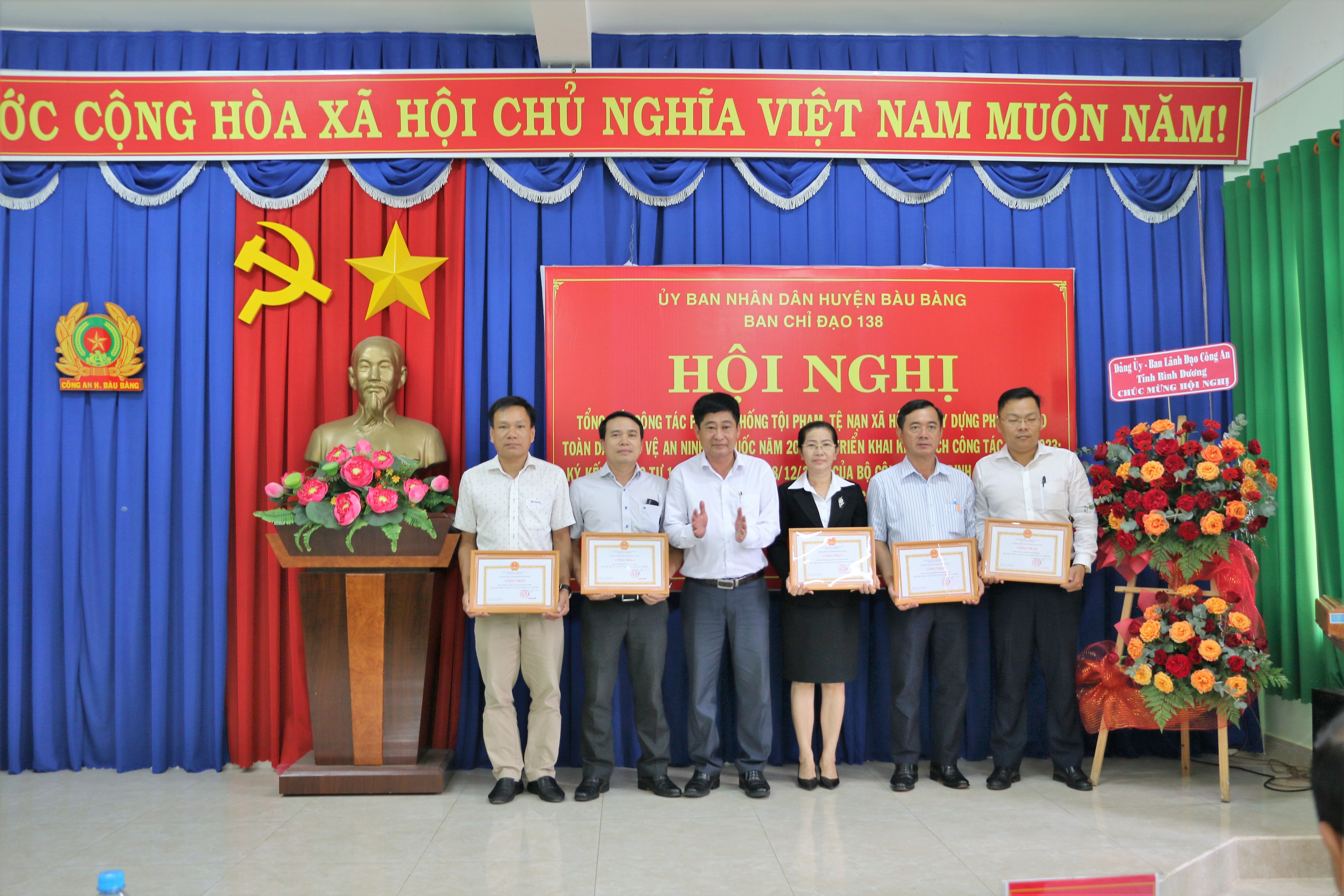 Ông Nguyễn Phú Cường - Phó chủ tịch UBND huyện-Trao giấy chứng chận cho các cơ quan, doanh nghiệp, cơ sở giáo dục đạt an toàn về an ninh trật tự.