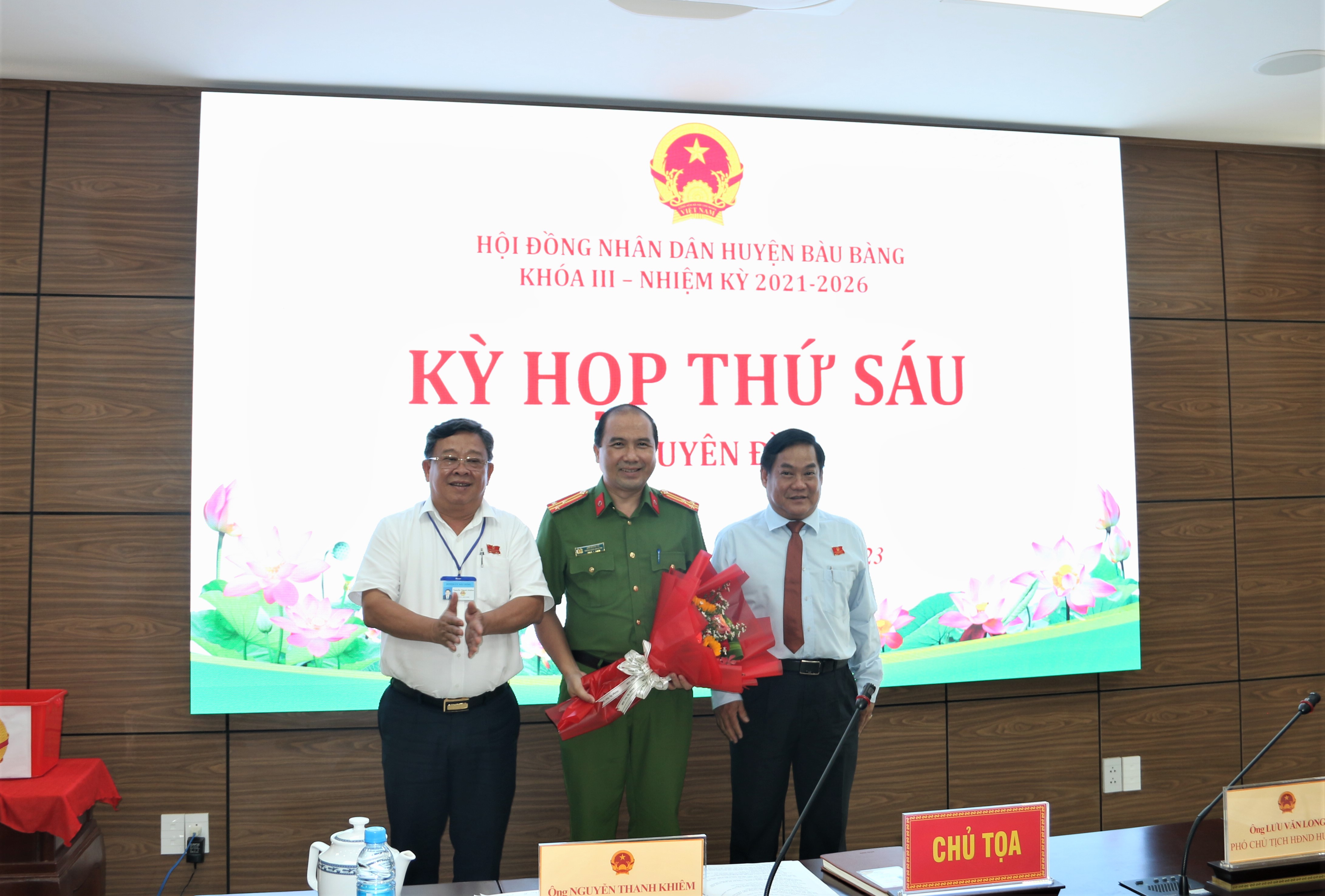 Lãnh đạo huyện tặng hoa chúc mừng thượng tá Lâm Hồng Vũ-Trưởng Công an huyện đã trúng cử vào chức danh Ủy viên Ủy ban nhân dân huyện III, nhiệm kỳ 2021-2026. Hoàng Tú