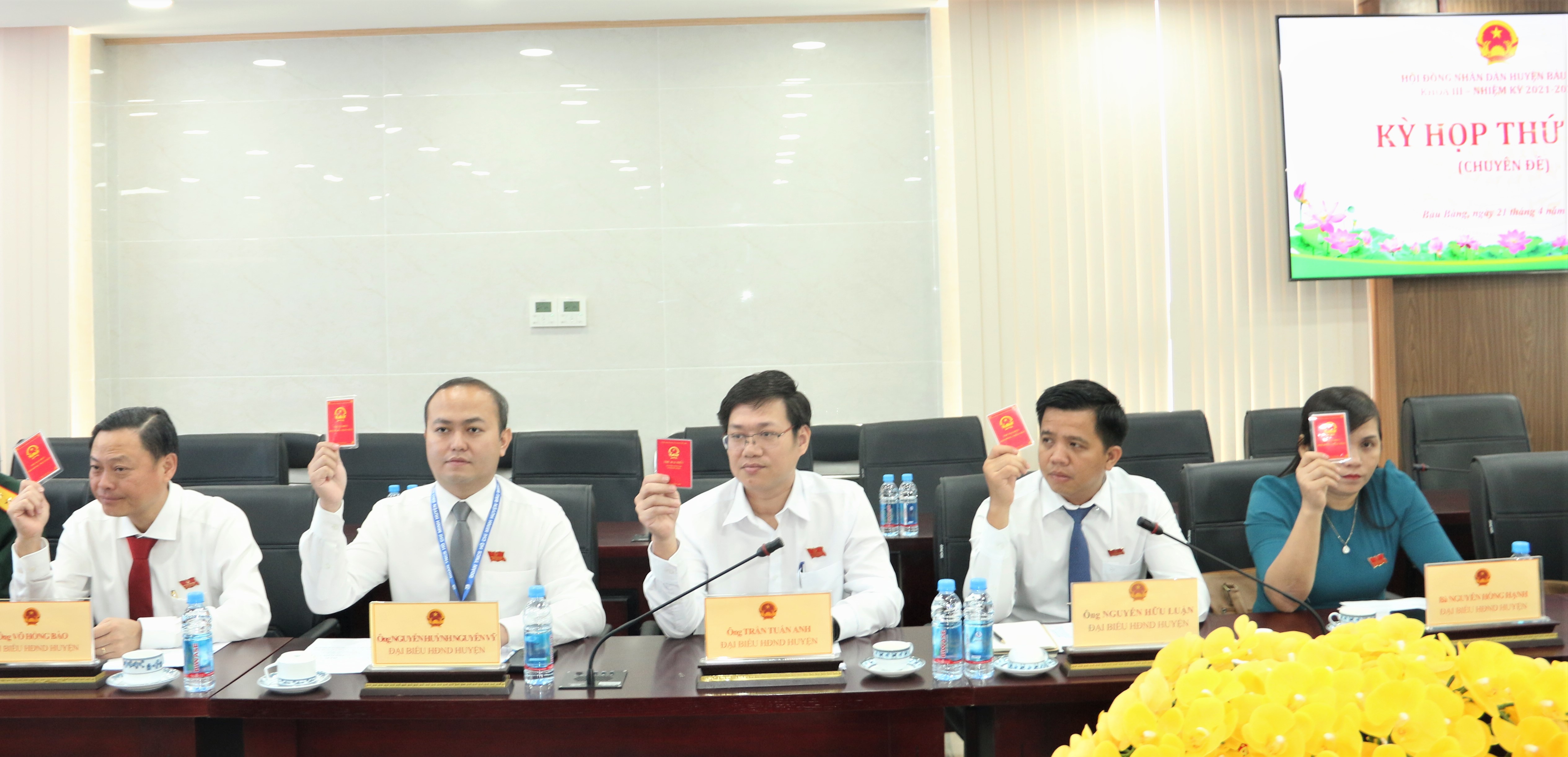 Các biểu HĐND huyện biểu quyết thông qua các Nghị quyết tại kỳ họp. Hoàng Tú