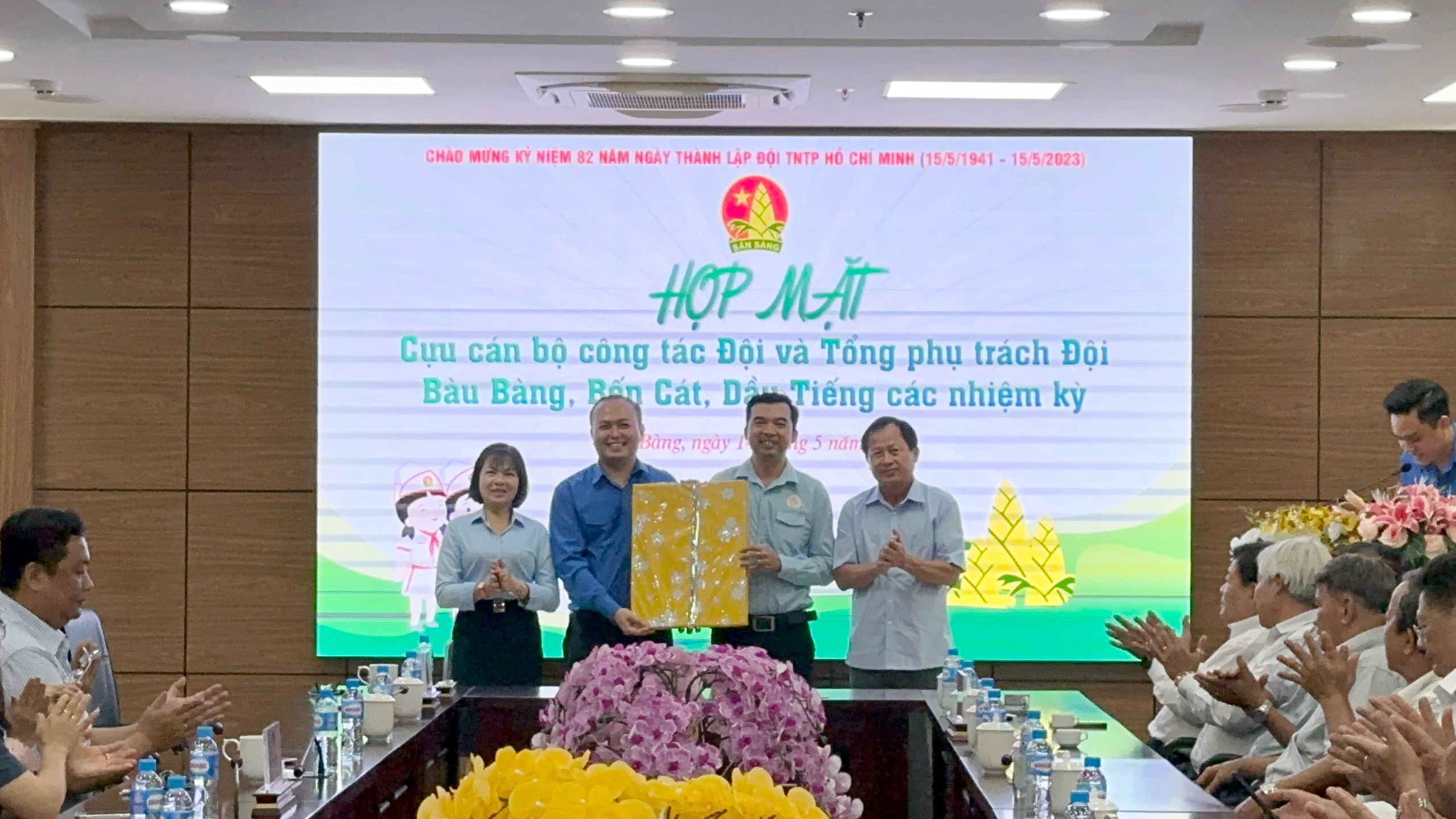 Ban Thường vụ Huyện uỷ, Ban Thường vụ Huyện Đoàn tặng quà chúc mừng Hội Đồng đội huyện Bàu Bàng.