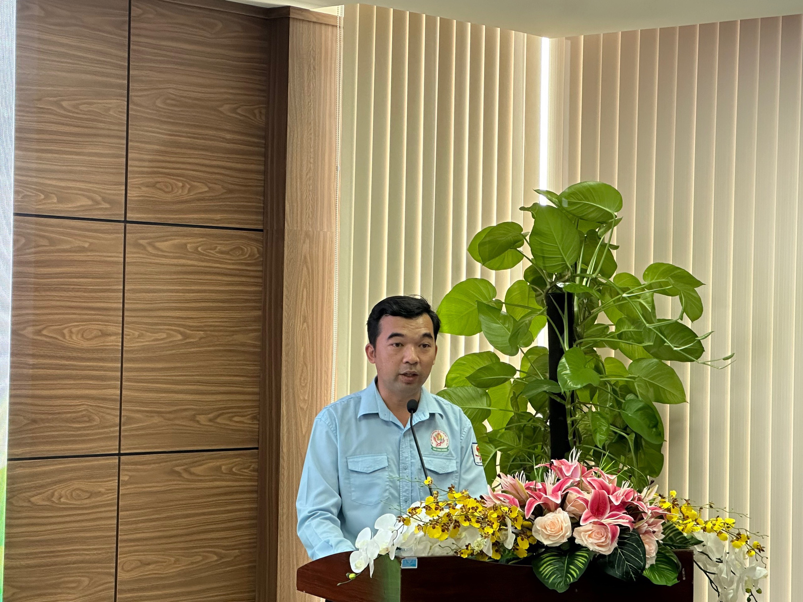 Đồng chí Huỳnh Cao Thông - Phó Bí thư Huyện Đoàn Bàu Bàng phát biểu tại buổi họp mặt.