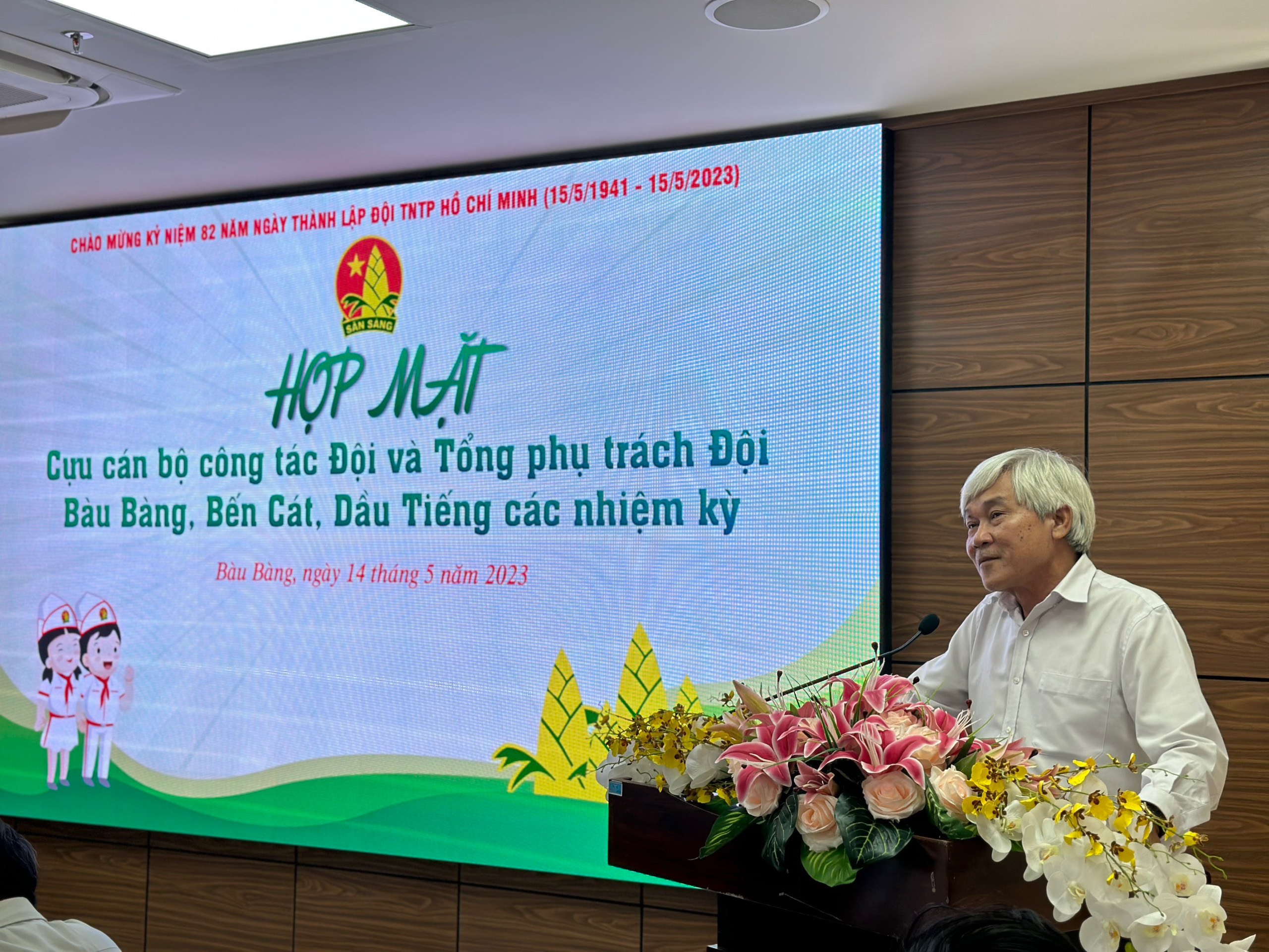 Thầy Nguyễn Văn Nhãn - Nguyên Phó Chủ tịch Hội đồng Đội tỉnh Sông Bé phát biểu tại chương trình.
