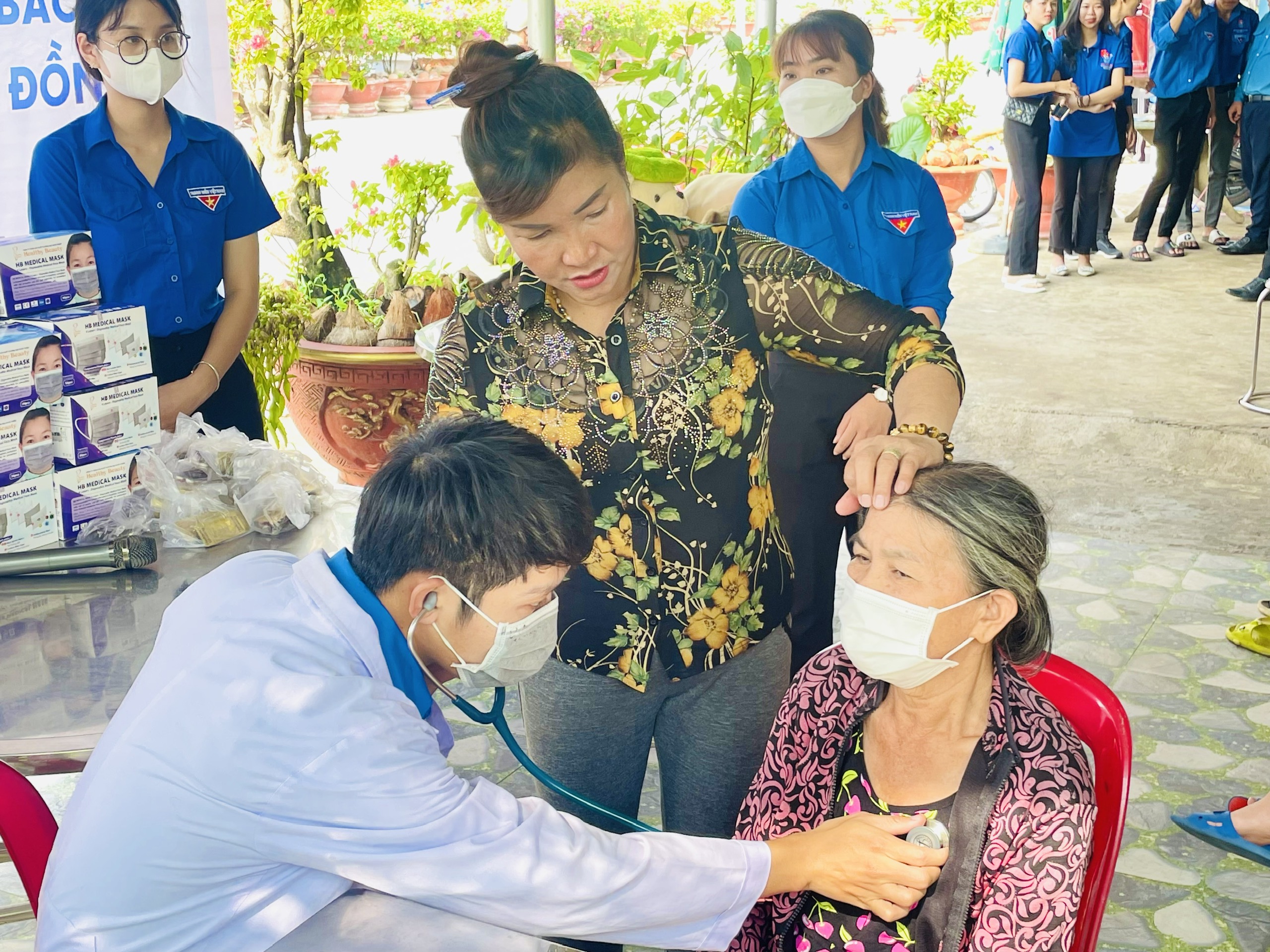 Bác sĩ Nguyễn Minh Đạo - Thành viên CLB thầy thuốc trẻ huyện đang khám bệnh cho người dân.