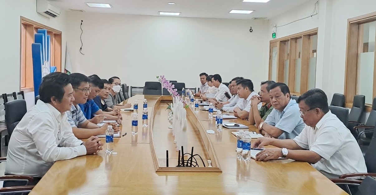 Đoàn công tác do Đồng chí Bí thư Huyện ủy Bàu Bàng làm Trưởng đoàn có buổi làm việc với Ban Giám đốc Công ty Cổ phần Găng Việt.