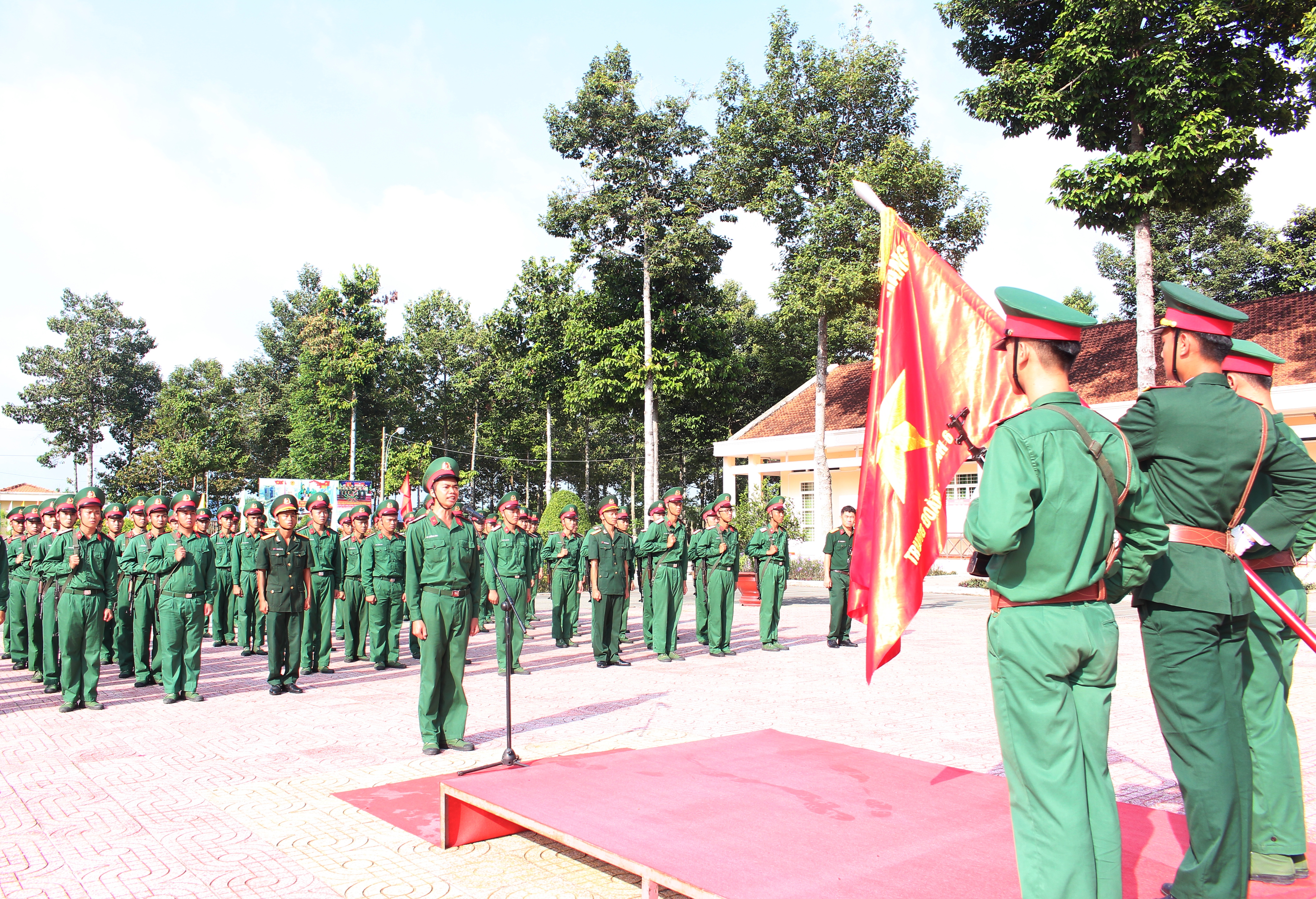 Tại buổi Lễ tuyên thệ trước lá cờ Tổ quốc, Binh nhì Lê Hồng Ân thay mặt 62 chiến sĩ mới thề hy sinh tất cả vì Tổ quốc Việt Nam trước cờ tổ quốc.