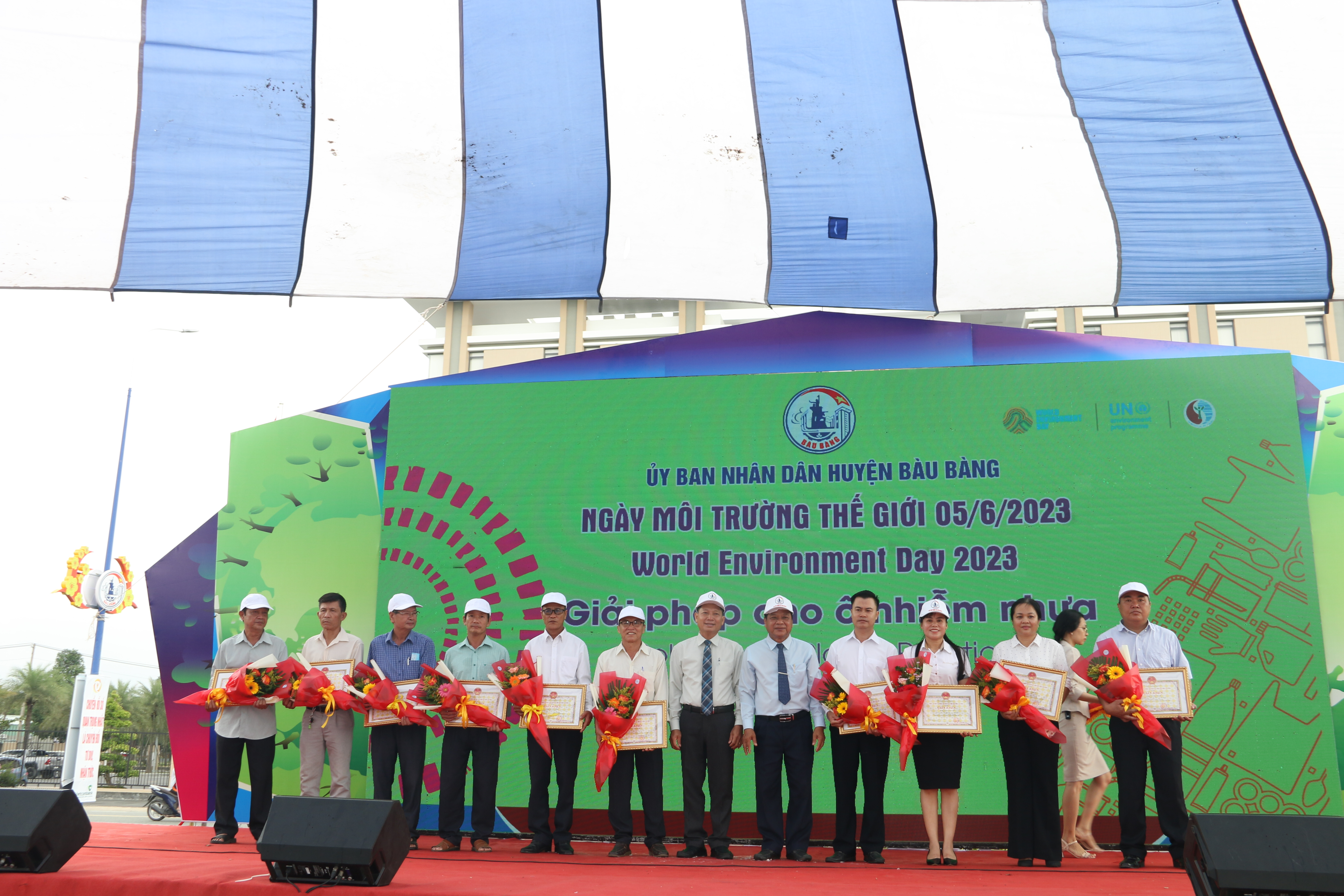 Lãnh đạo huyện trao khen thưởng các tập thể, cá nhân đã tích cực tham gia hội thi “Trường học xanh - Khu, ấp xanh. Hoàng Tú