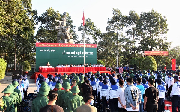 Huyện Bàu Bàng long trọng tổ chức lễ giao nhận quân năm 2020