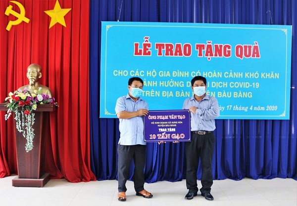 Mạnh thường quân trao tặng 10 tấn gạo hỗ trợ các hộ gia đình có hoàn cảnh khó khăn bị ảnh hưởng do đại dịch COVID-19 trên địa bàn huyện Bàu Bàng