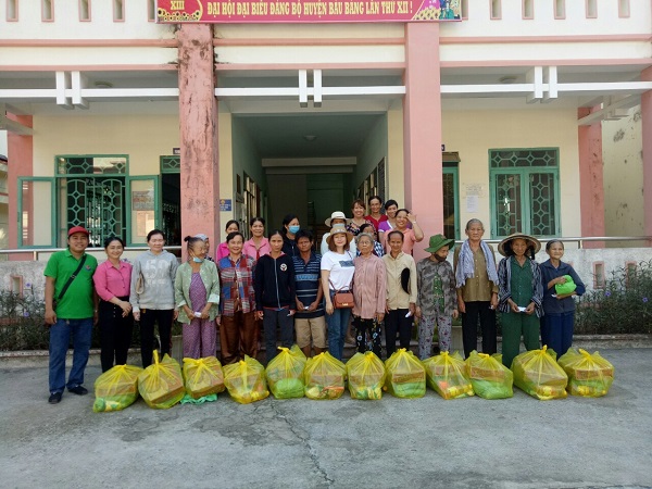 Nhóm thiện nguyện thị trấn Lai Uyên tặng quà hộ nghèo xã Lai Hưng