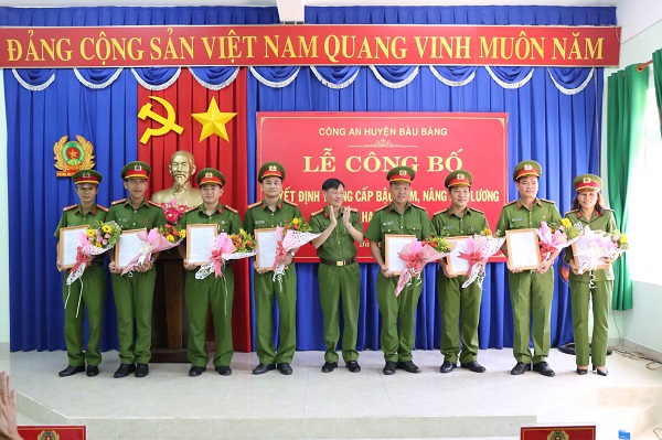 Công an huyện Bàu Bàng tổ chức Lễ Công bố quyết định thăng cấp bậc hàm, nâng bậc lương cho cán bộ chiến sĩ trong niên hạn năm 2020