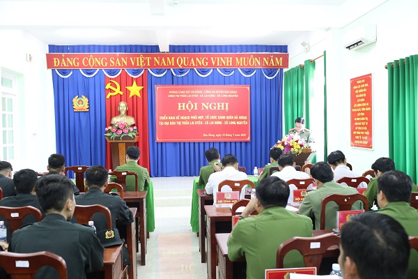 Công an huyện Bàu Bàng phối hợp Phòng Cảnh sát cơ động tổ chức hành quân dã ngoại trên địa bàn huyện