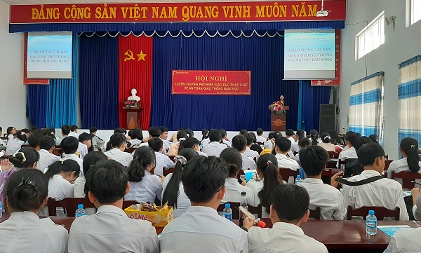Huyện Bàu Bàng tuyên truyền Luật giao thông đường bộ cho hơn 300 em học sinh Trường THPT Bàu Bàng