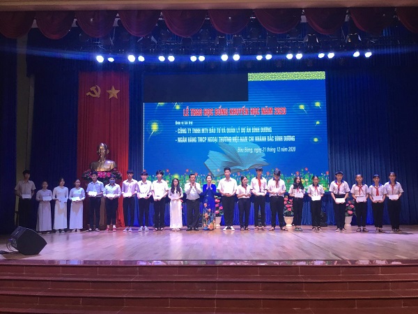 Huyện Bàu Bàng trao học bổng khuyến học năm 2020