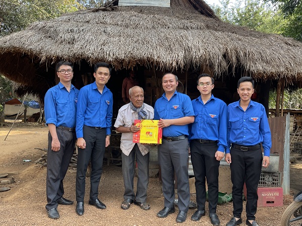 Bàu Bàng tổ chức chương trình mùa xuân cho trẻ em vùng biên giới và thăm hỏi già làng, đồng bào dân tộc thiểu số tại biên giới Việt Nam - Campuchia