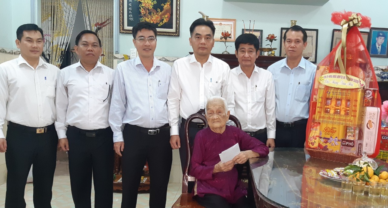 Lãnh đạo tỉnh thăm và tặng quà tết các gia đình chính sách huyện Bàu Bàng