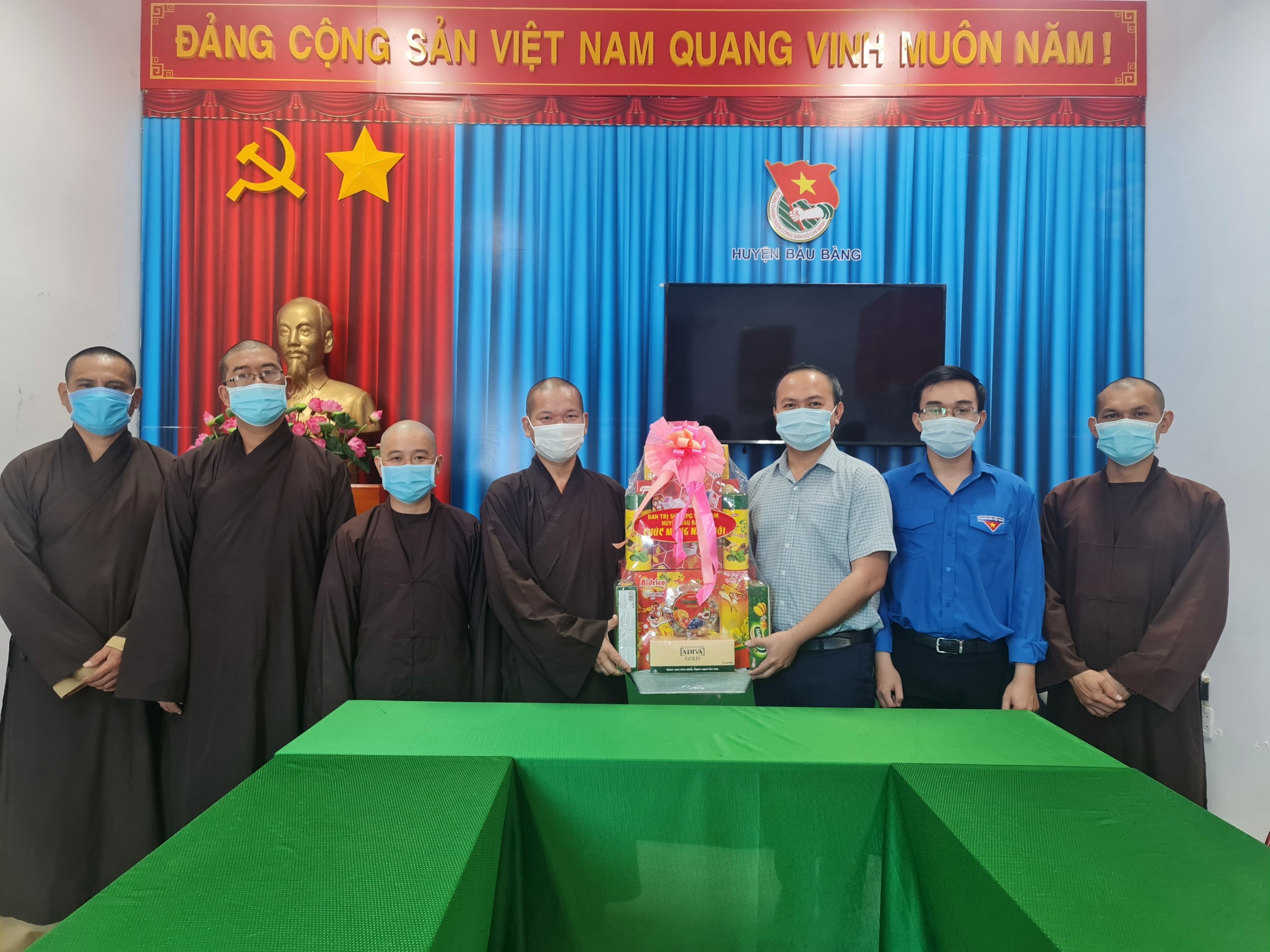 Huyện đoàn Bàu Bàng tiếp đoàn Ban trị sự Phật giáo huyện đến thăm và chúc tết tân sửu 2021