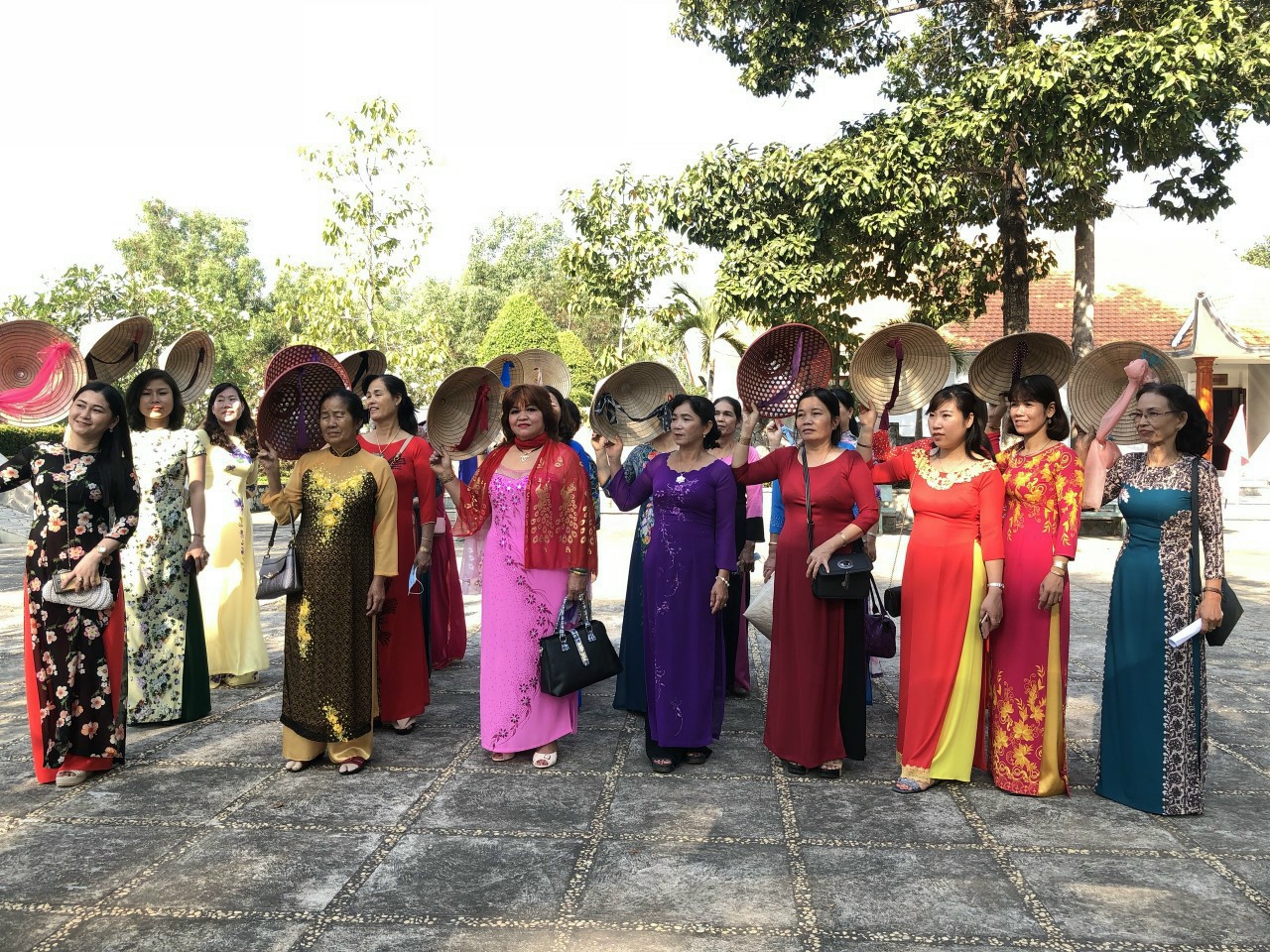 Nữ cán bộ, công chức, đoàn viên công đoàn huyện Bàu Bàng hưởng ứng tuần lễ áo dài