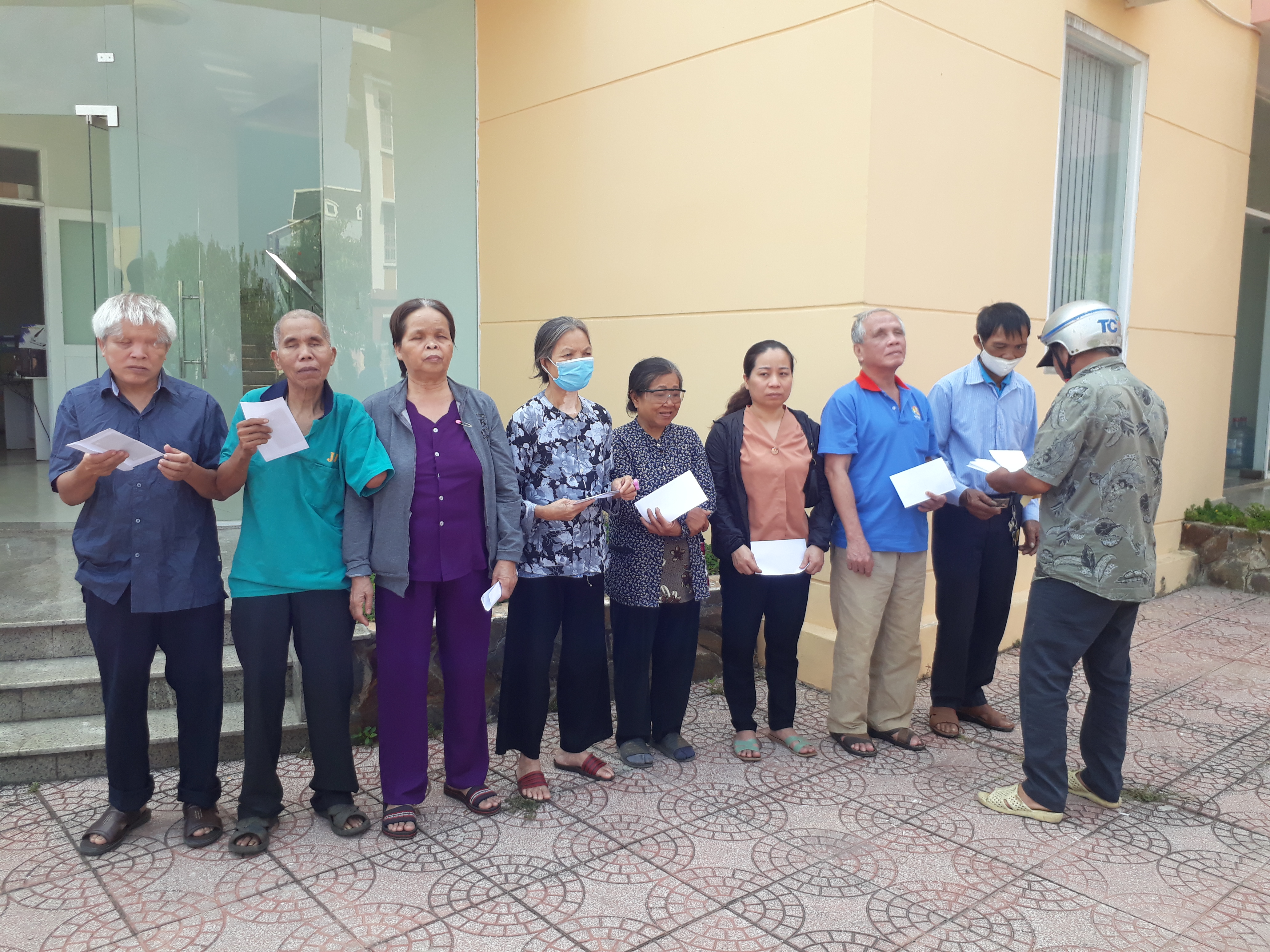 Hội Người mù huyện Bàu Bàng trao quà cho hội viên