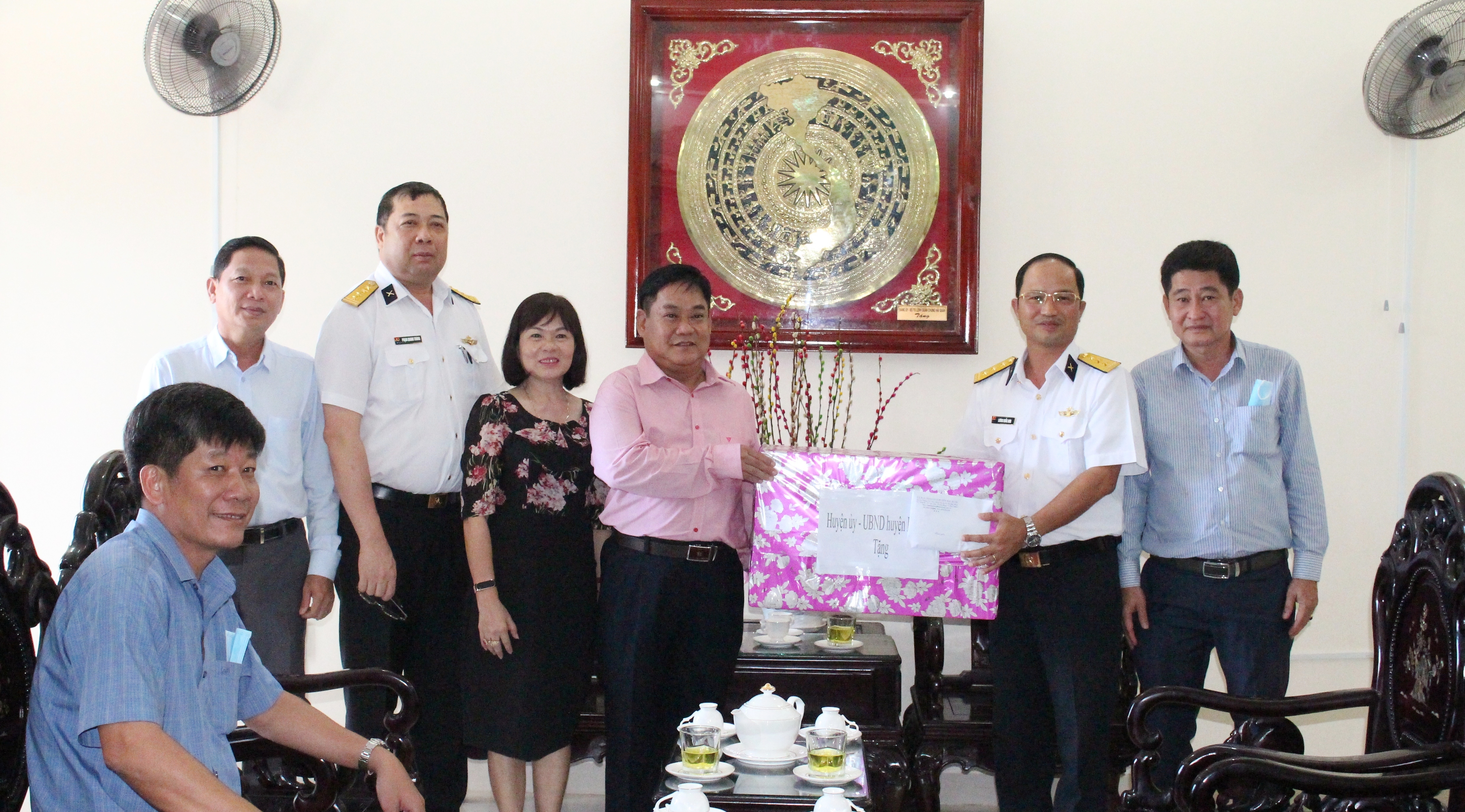 Lãnh đạo huyện Bàu Bàng thăm tặng quà, động viên 100 tân binh đang học tập và huấn luyện tại Tiểu đoàn 871/Lữ đoàn 957/Vùng 4 hải quân, phường Cam Ranh, TP Cam Ranh, tỉnh Khánh Hòa
