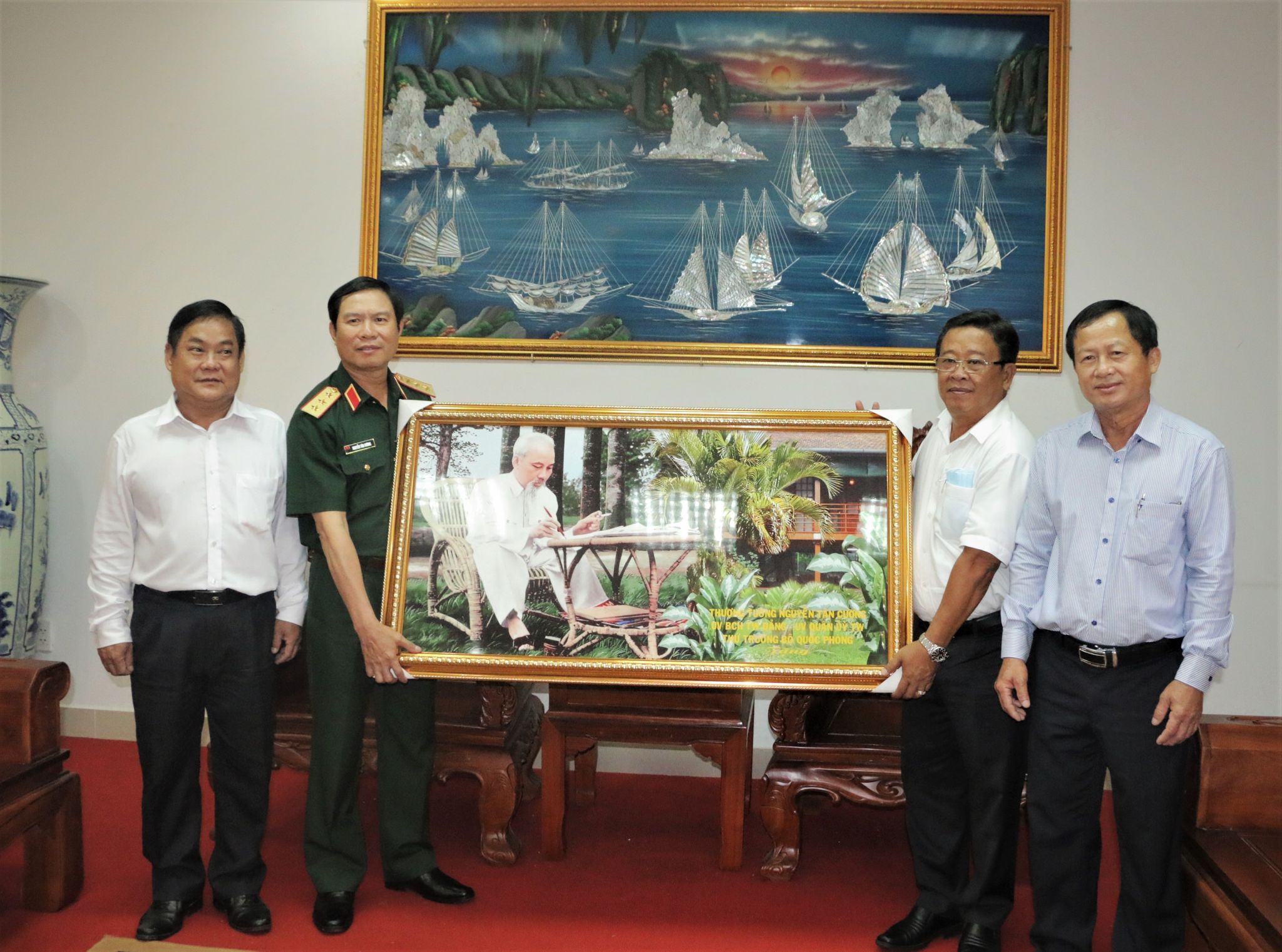 Thượng tướng Nguyễn Tân Cương - Thứ trưởng Bộ Quốc phòng thăm tặng quà huyện Bàu Bàng