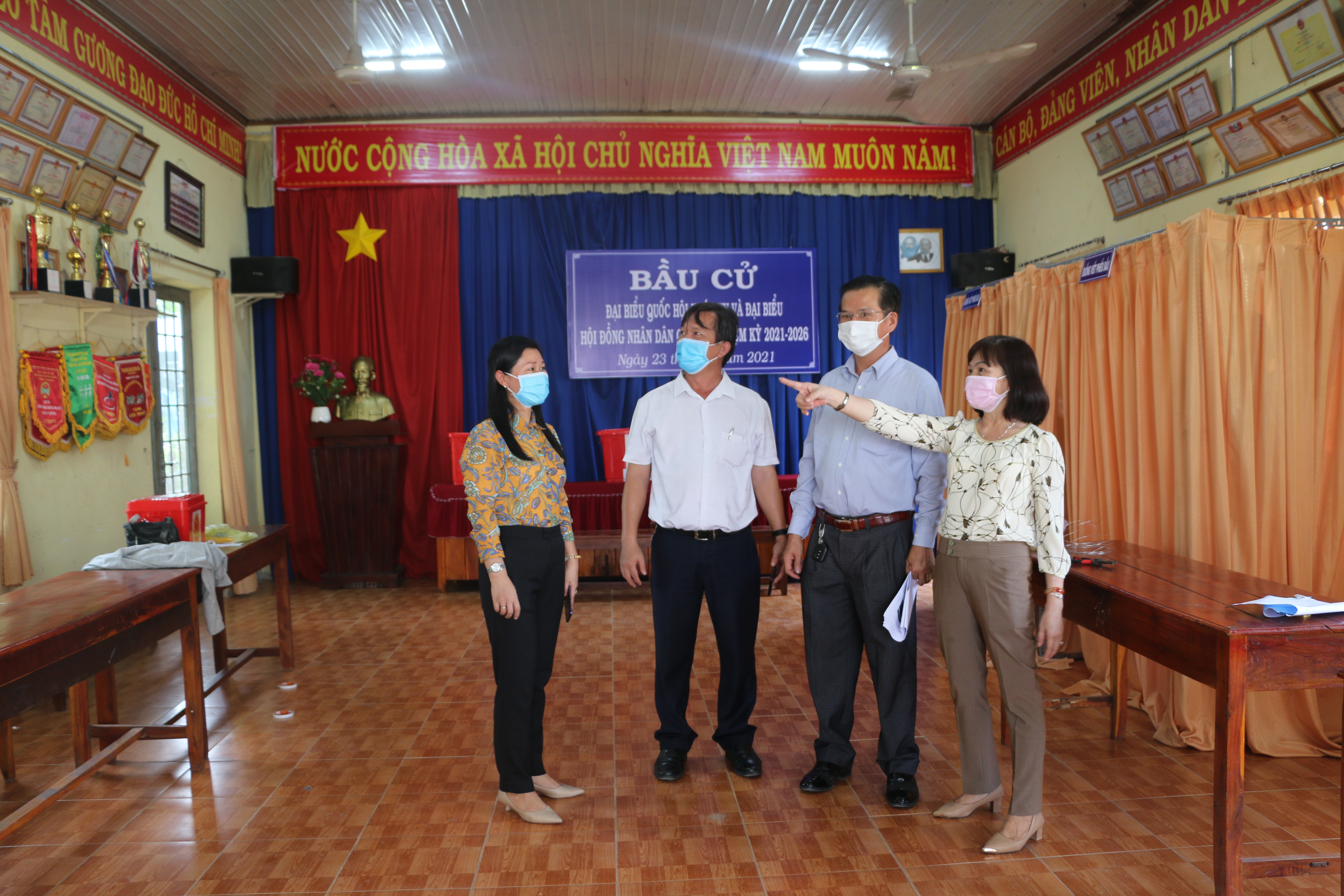Đoàn kiểm tra công tác bầu cử Đại biểu HĐND huyện Bàu Bàng nhiệm kỳ 2021-2026 kiểm tra tại xã Tân Hưng