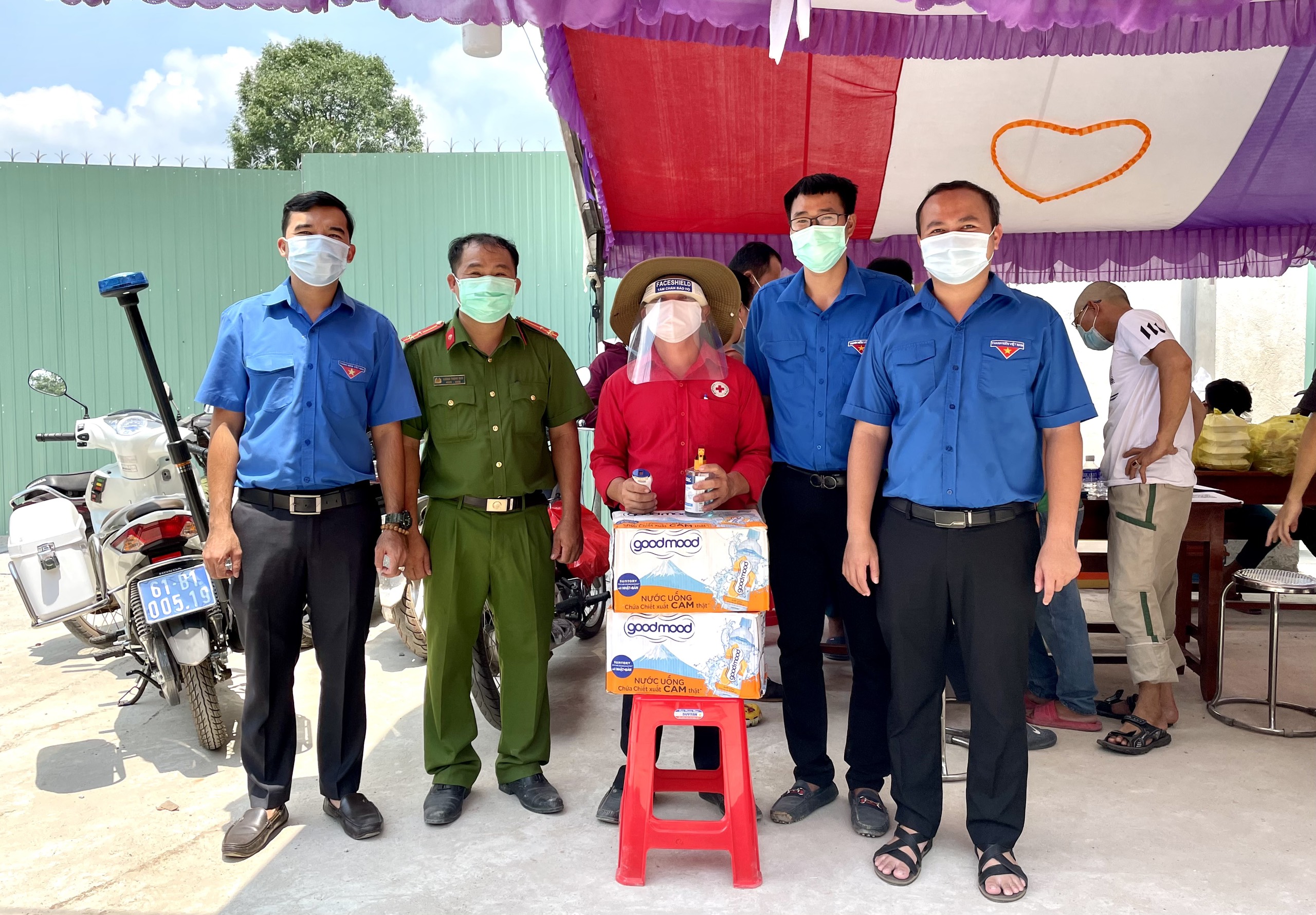 Huyện đoàn Bàu Bàng thăm và tặng quà các chốt kiểm soát phòng, chống dịch bệnh Covid-19