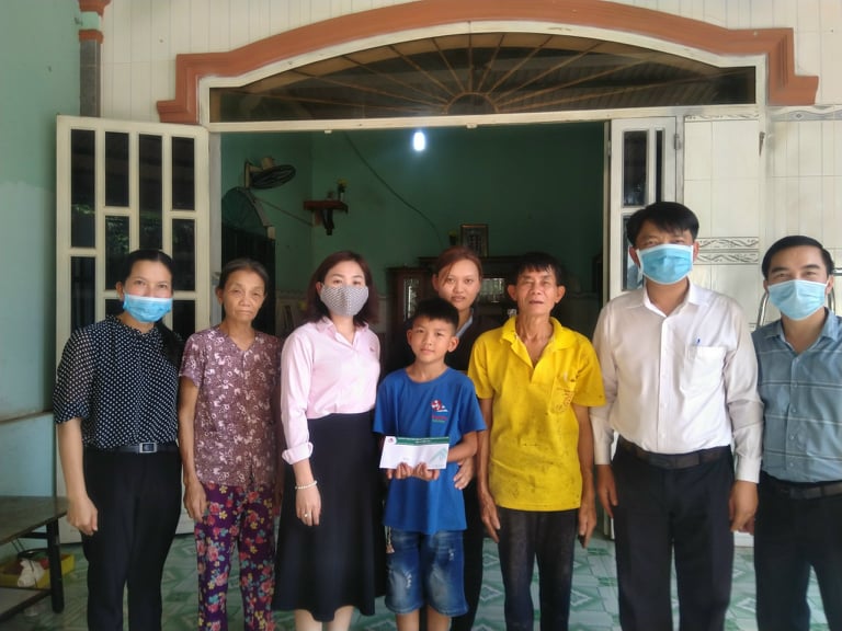 Phòng giao dịch Ngân hàng Chính sách xã hội thị xã Bến Cát tặng quà cho trẻ em có hoàn cảnh đặc biệt khó khăn xã Tân Hưng