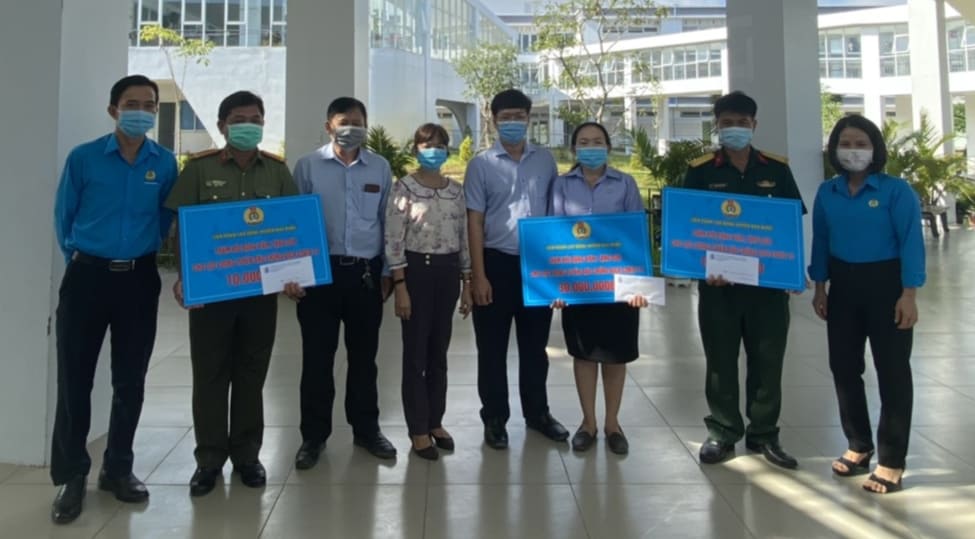 Liên đoàn Lao động huyện Bàu Bàng thăm tặng quà các lượng tuyến đầu tham gia phòng, chống dịch Covid-19