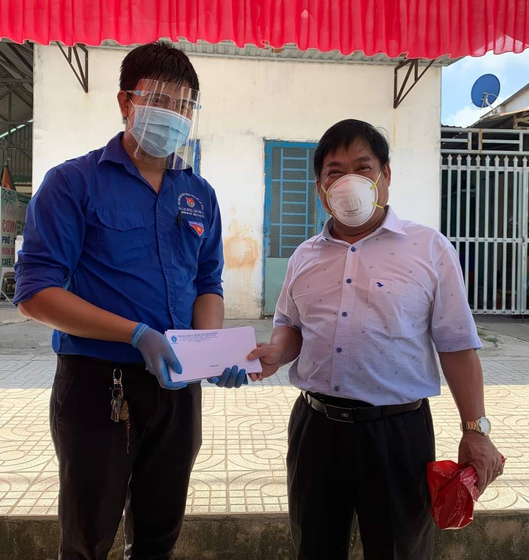 Chủ tịch UBND huyện Bàu Bàng đi thăm tặng quà các chốt kiểm soát phòng, chống dịch Covid-19
