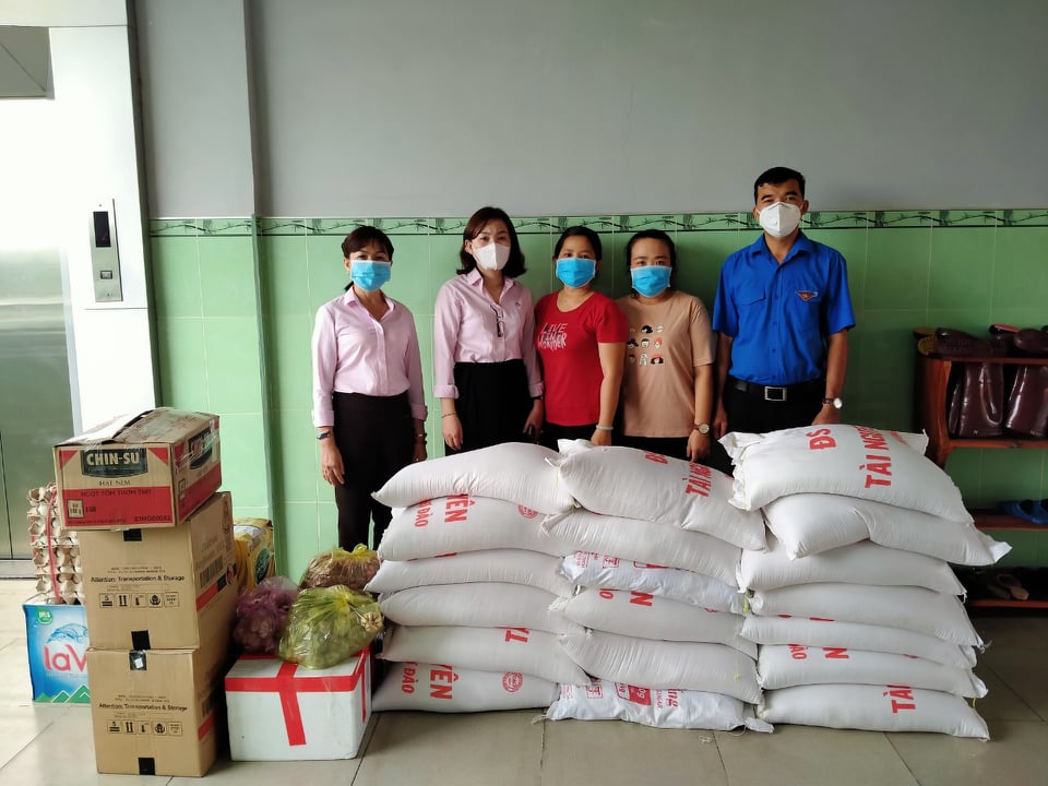 Phòng giao dịch Ngân hàng Chính sách xã hội thị xã Bến Cát tặng quà các chốt kiểm dịch Covid-19 huyện Bàu Bàng