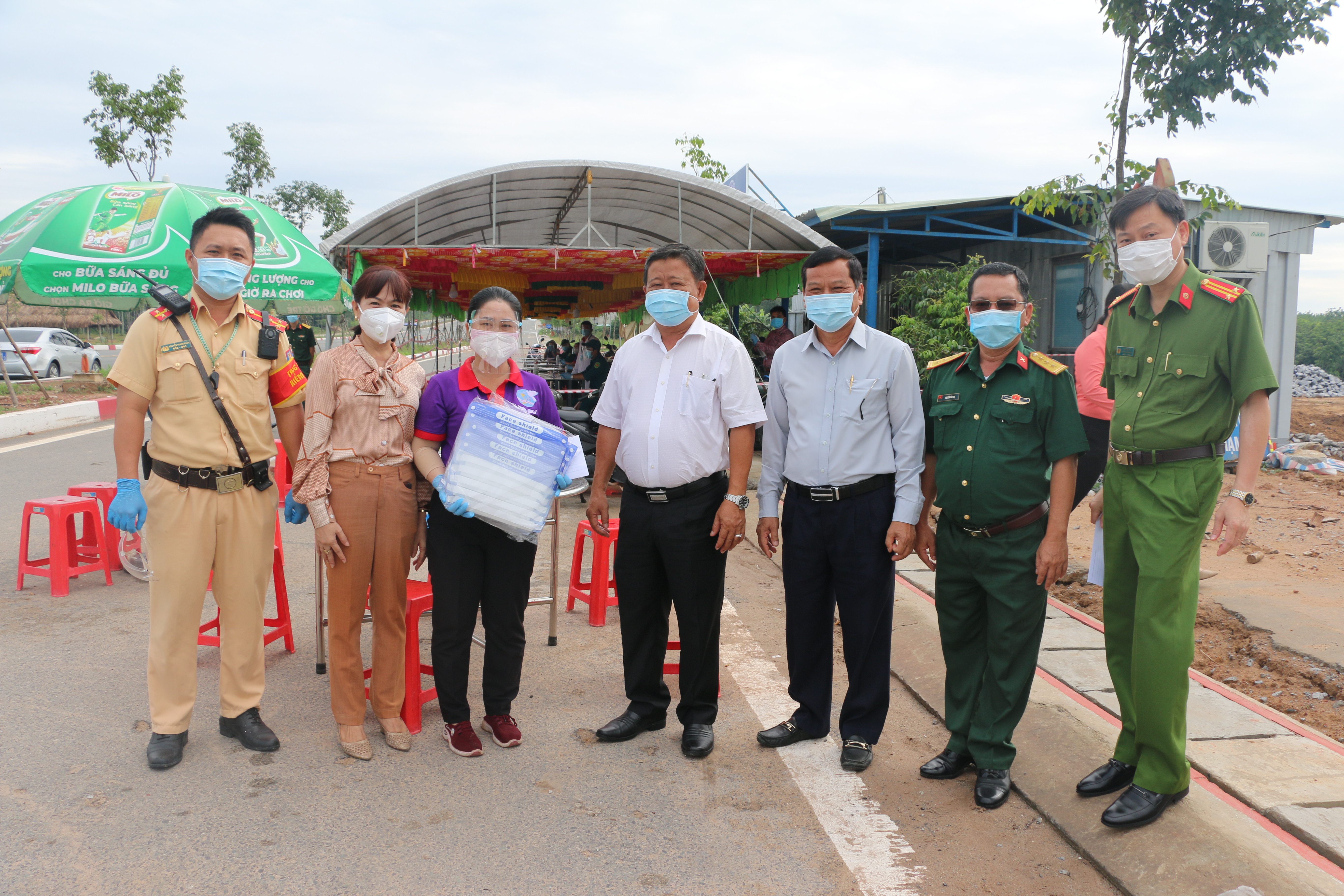 Đoàn lãnh đạo huyện Bàu Bàng thăm và động viên các lực lượng làm nhiệm vụ tại 2 chốt kiểm soát dịch bệnh Covid-19 trên địa bàn xã Lai Hưng