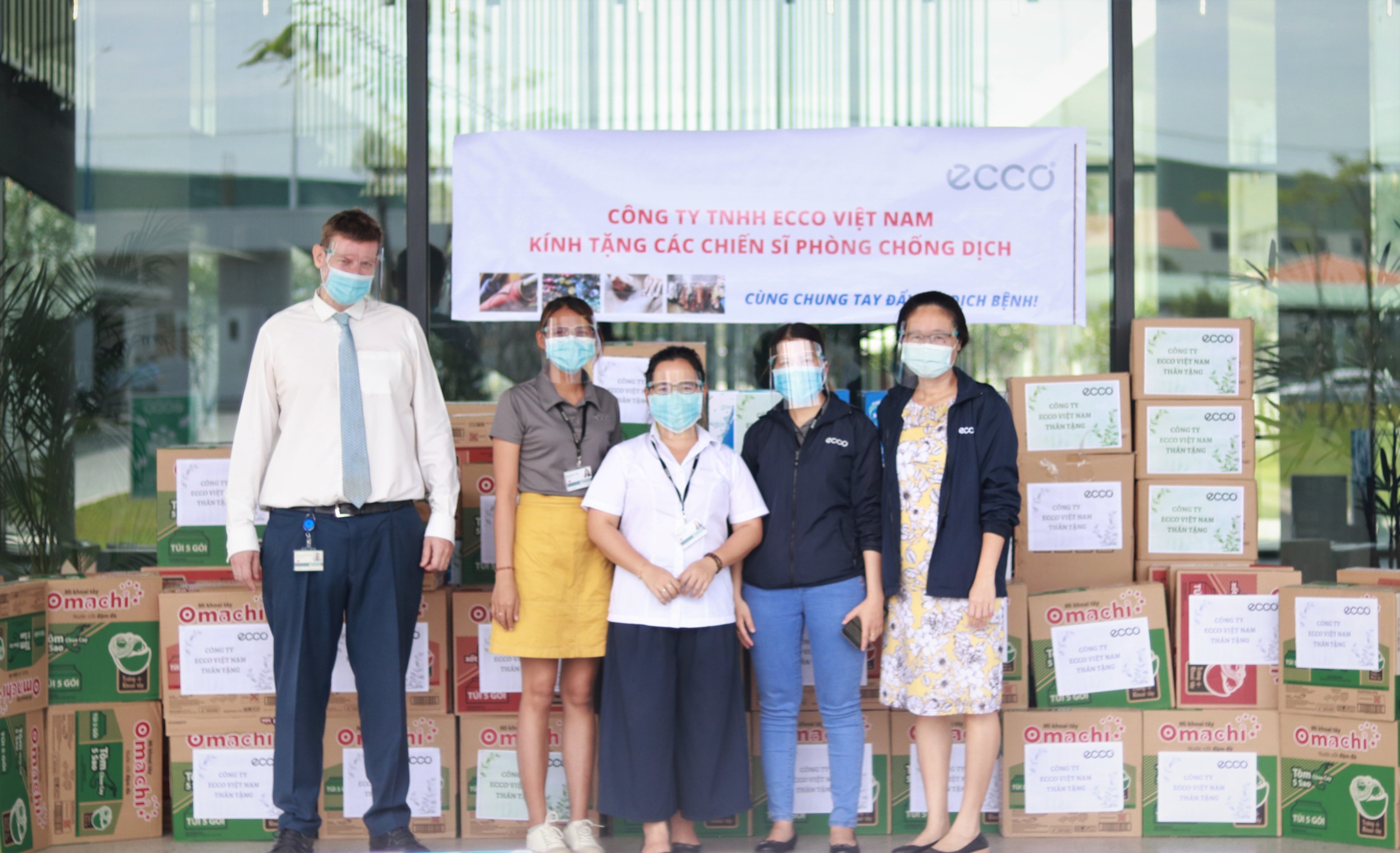 Công ty TNHH ECCO VN tặng quà cho các chốt kiểm soát phòng, chống dịch bệnh Covid-19 trên địa bàn huyện