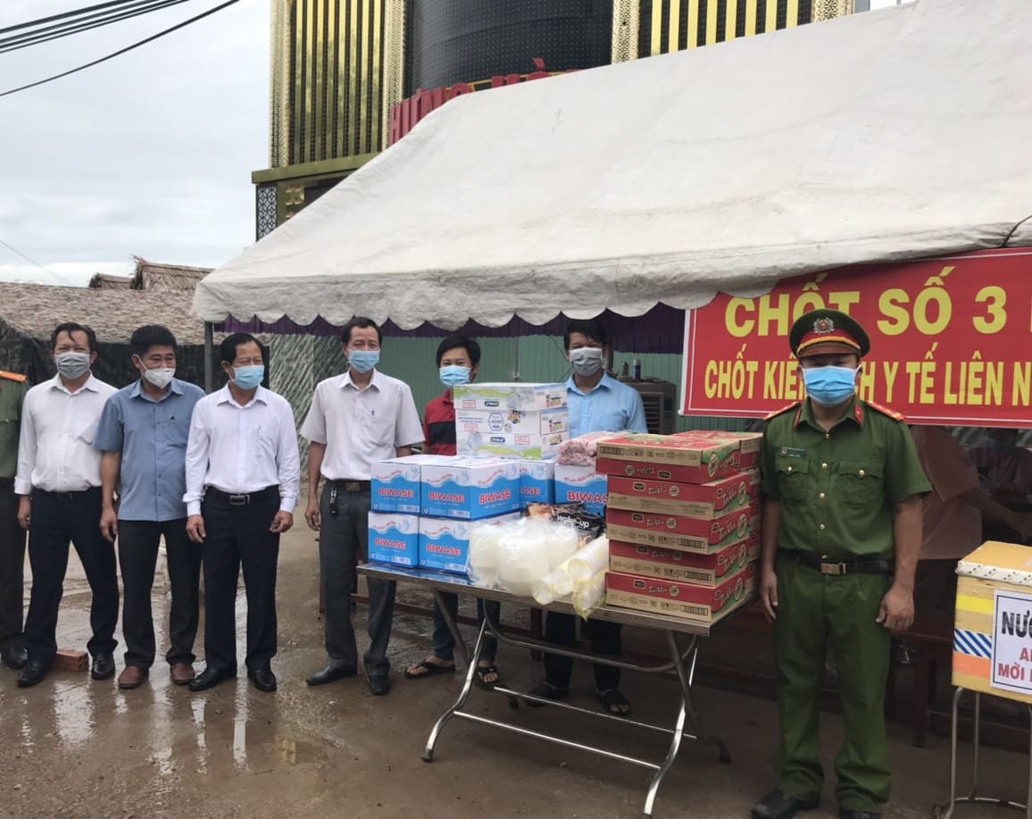 Lãnh đạo huyện thăm và động viên các lực lượng làm nhiệm vụ tại chốt kiểm soát dịch bệnh Covid-19 trên địa bàn xã Hưng Hòa