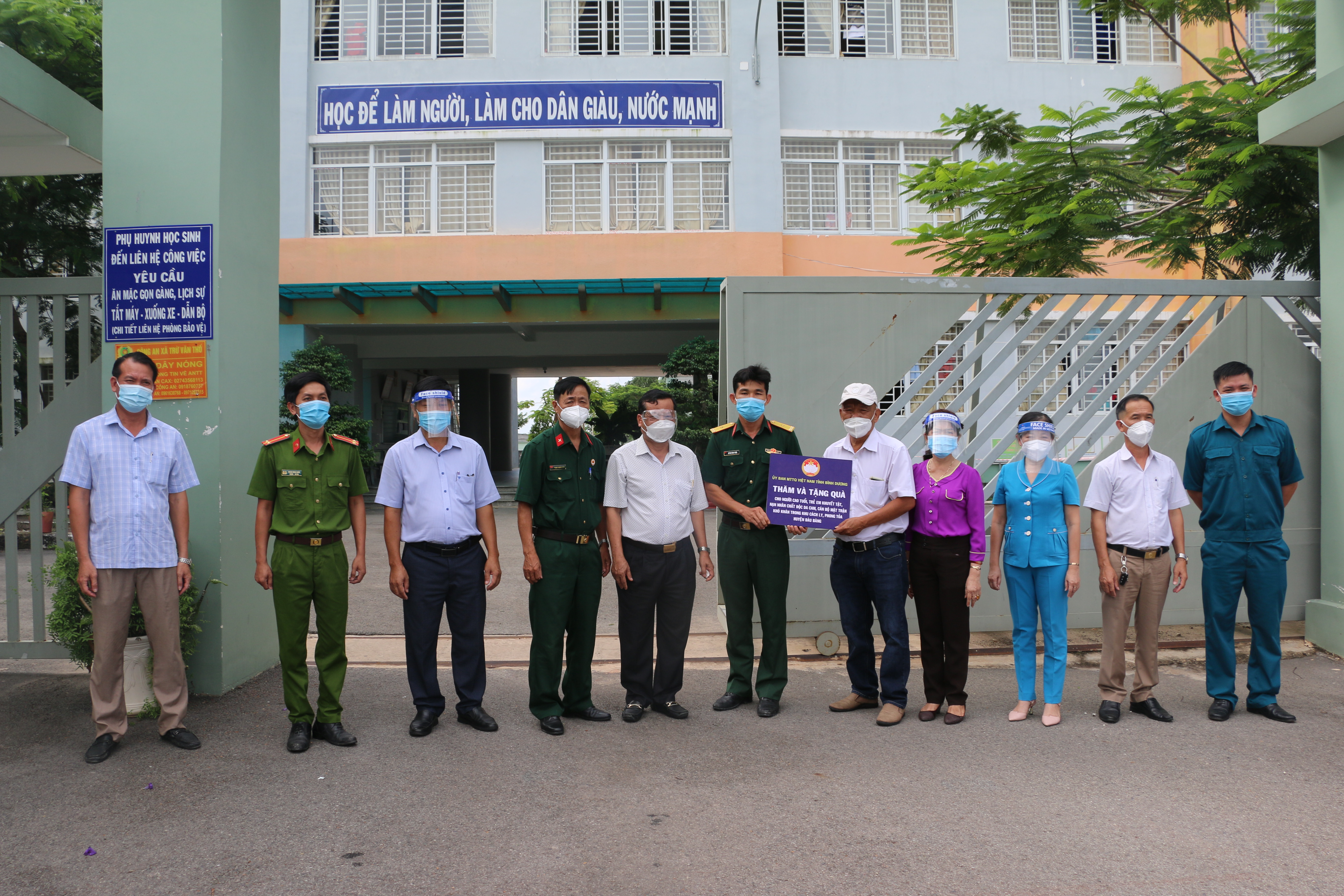 Đoàn công tác Ủy ban MTTQ Việt Nam tỉnh Bình Dương thăm, tặng quà cho người cao tuổi, trẻ em khuyết tật, nạn nhân chất đọc da cam, cán bộ mặt trận có hoàn cảnh khó khăn đang thực hiện cách ly tại các khu cách ly trên địa bàn huyện