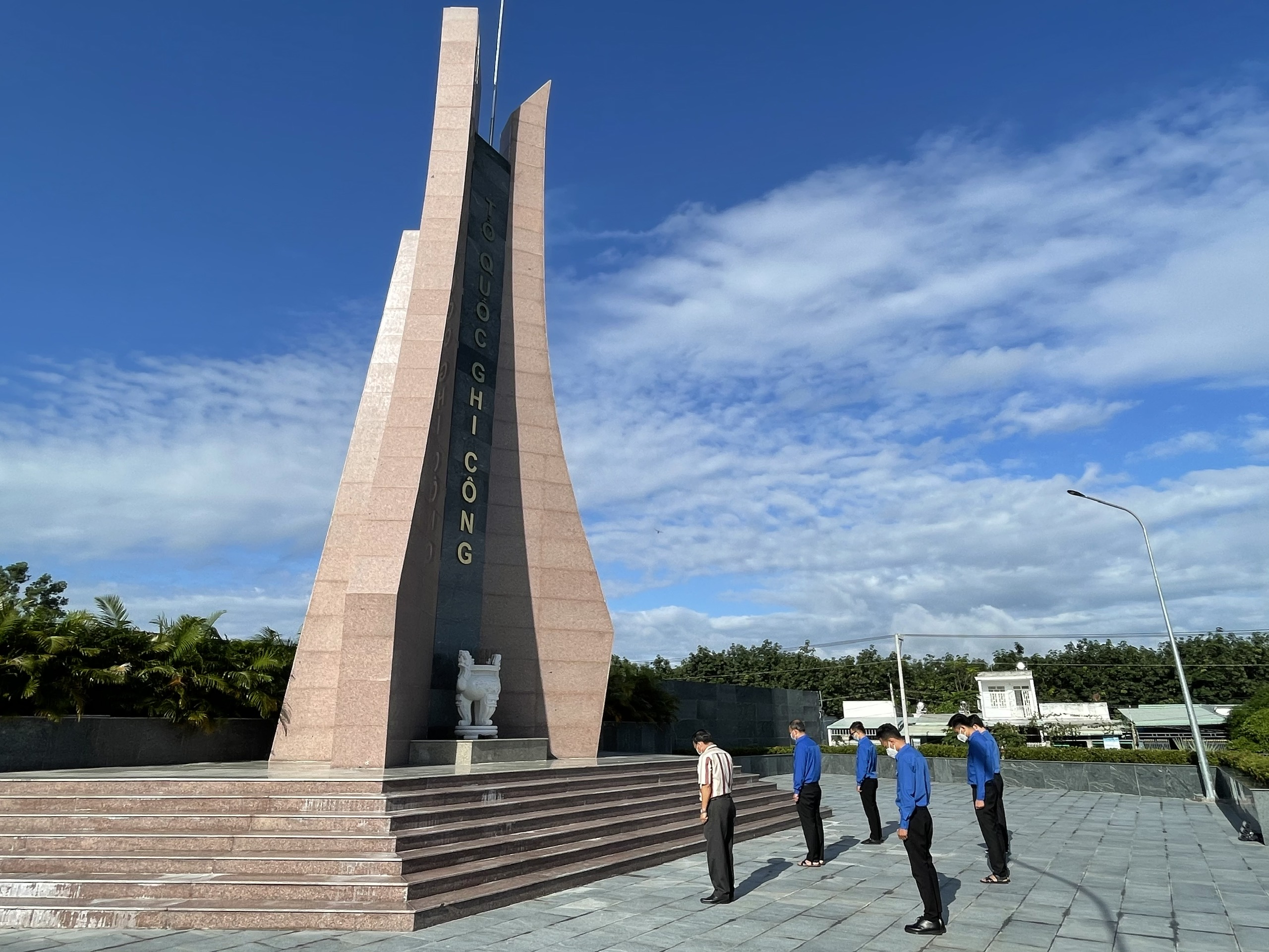 Huyện Đoàn đến dâng hương tại Nghĩa trang liệt sỹ huyện Bàu Bàng nhân kỷ niệm 74 năm ngày Thương binh - Liệt sỹ