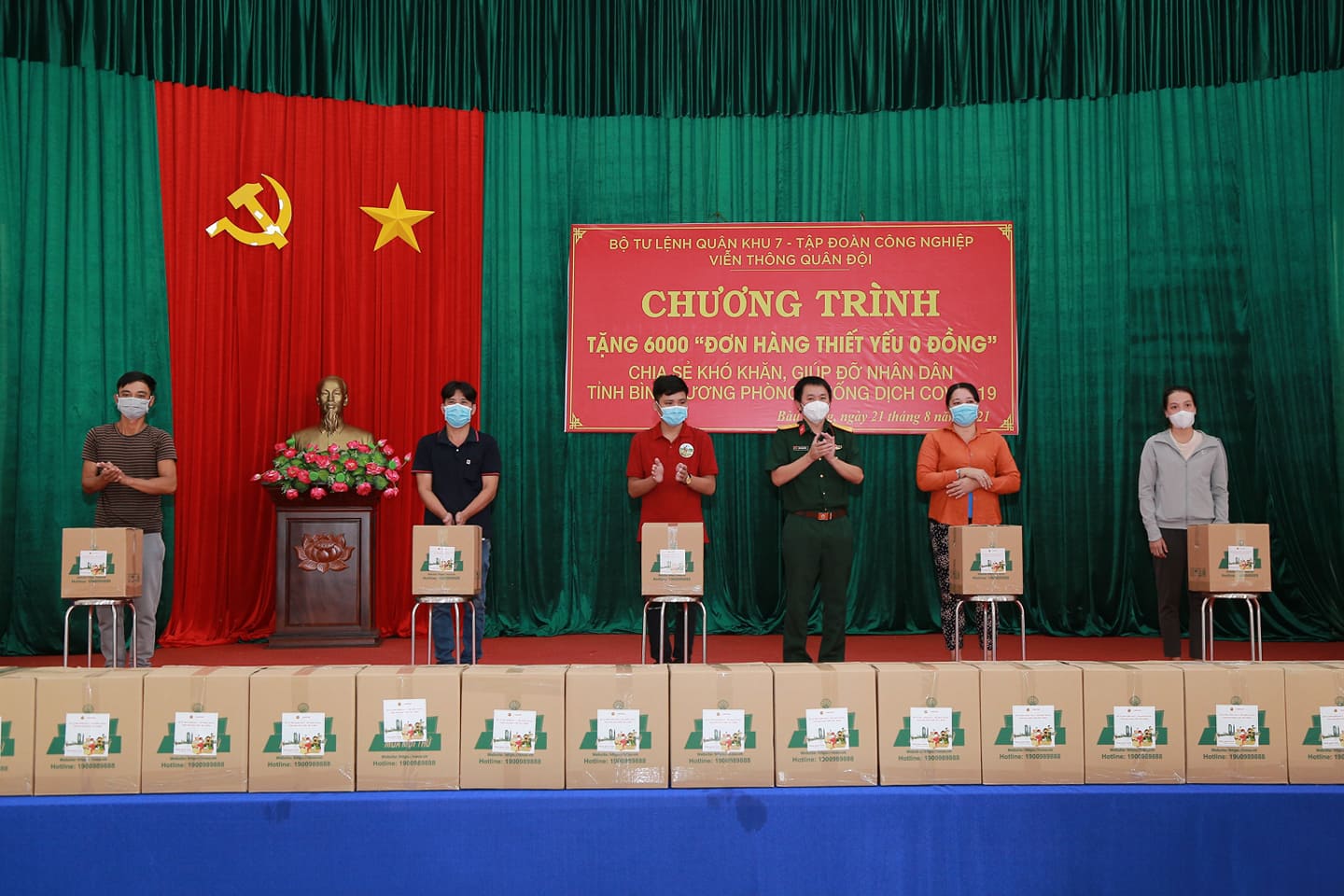 Bộ tư lệnh quân khu 7 trao tặng 500 “Đơn hàng thiết yếu 0 đồng” tại huyện Bàu Bàng