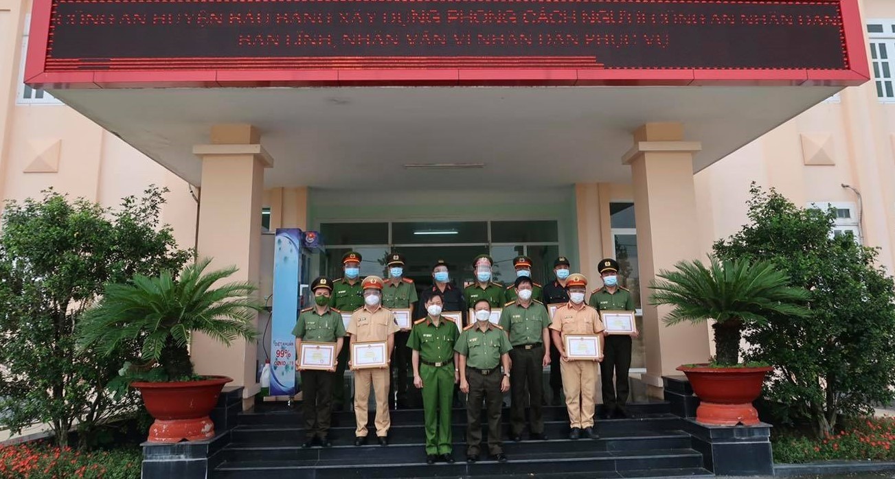 Công an tỉnh Bình Dương khen thưởng cho 01 tập thể, 11 cá nhân Công an huyện Bàu Bàng và lực lượng Cảnh sát cơ động Bộ Công an