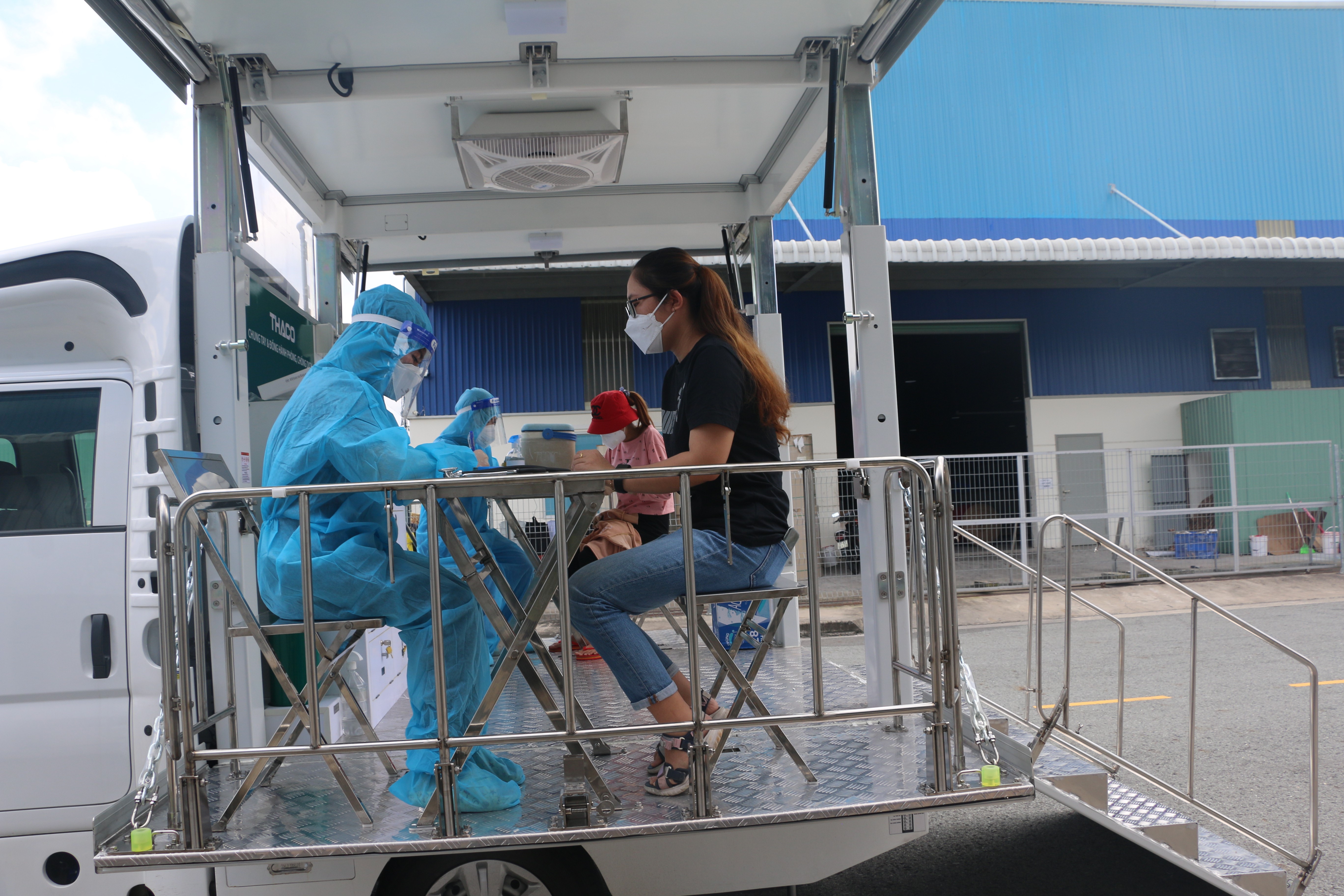 Trung tâm Y tế huyện Bàu Bàng tổ chức tiêm ngừa Vắc xin Covid-19 cho công nhân