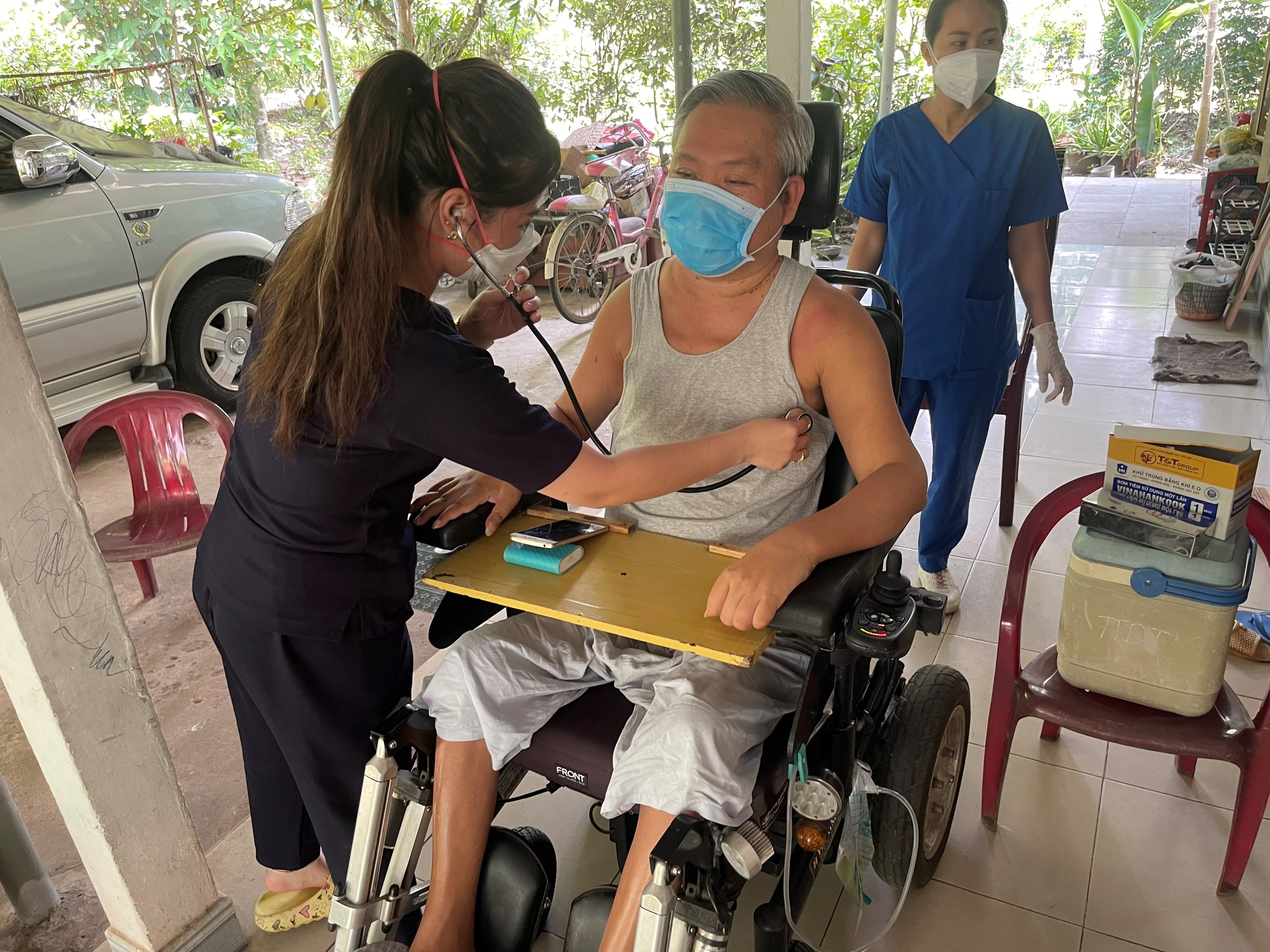 Trung tâm Y tế huyện Bàu Bàng tiêm vắc xin phòng ngừa Covid-19 cho người già, khuyết tật tại nhà