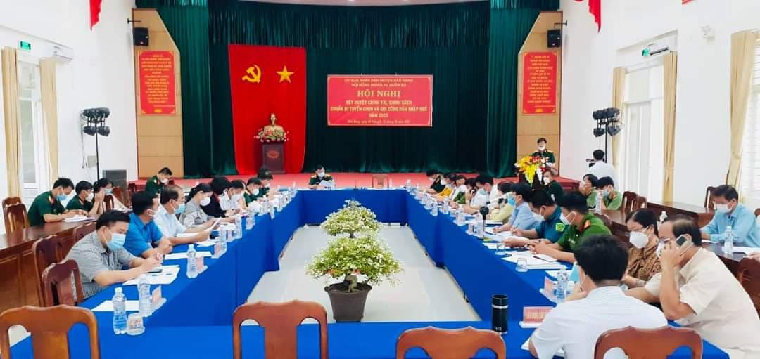 Hội đồng Nghĩa vụ quân sự huyện Bàu Bàng họp xét duyệt chính trị, chính sách để chuẩn bị cho công tác tuyển chọn gọi công dân nhập ngũ năm 2022