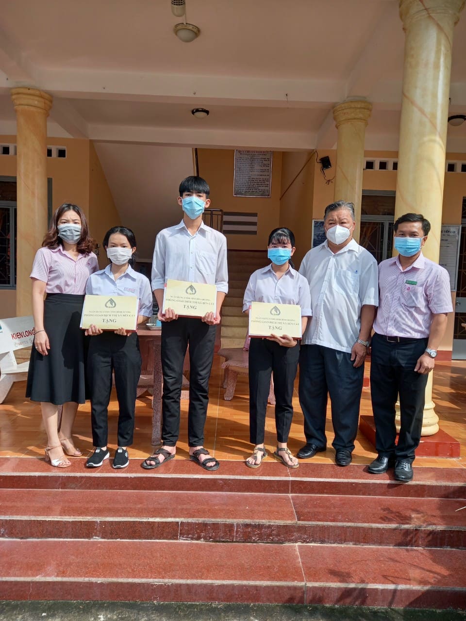 Phòng giao dịch Ngân hàng Chính sách xã hội thị xã Bến Cát trao tặng thiết bị học tập online học sinh có hoàn cảnh khó khăn huyện Bàu Bàng